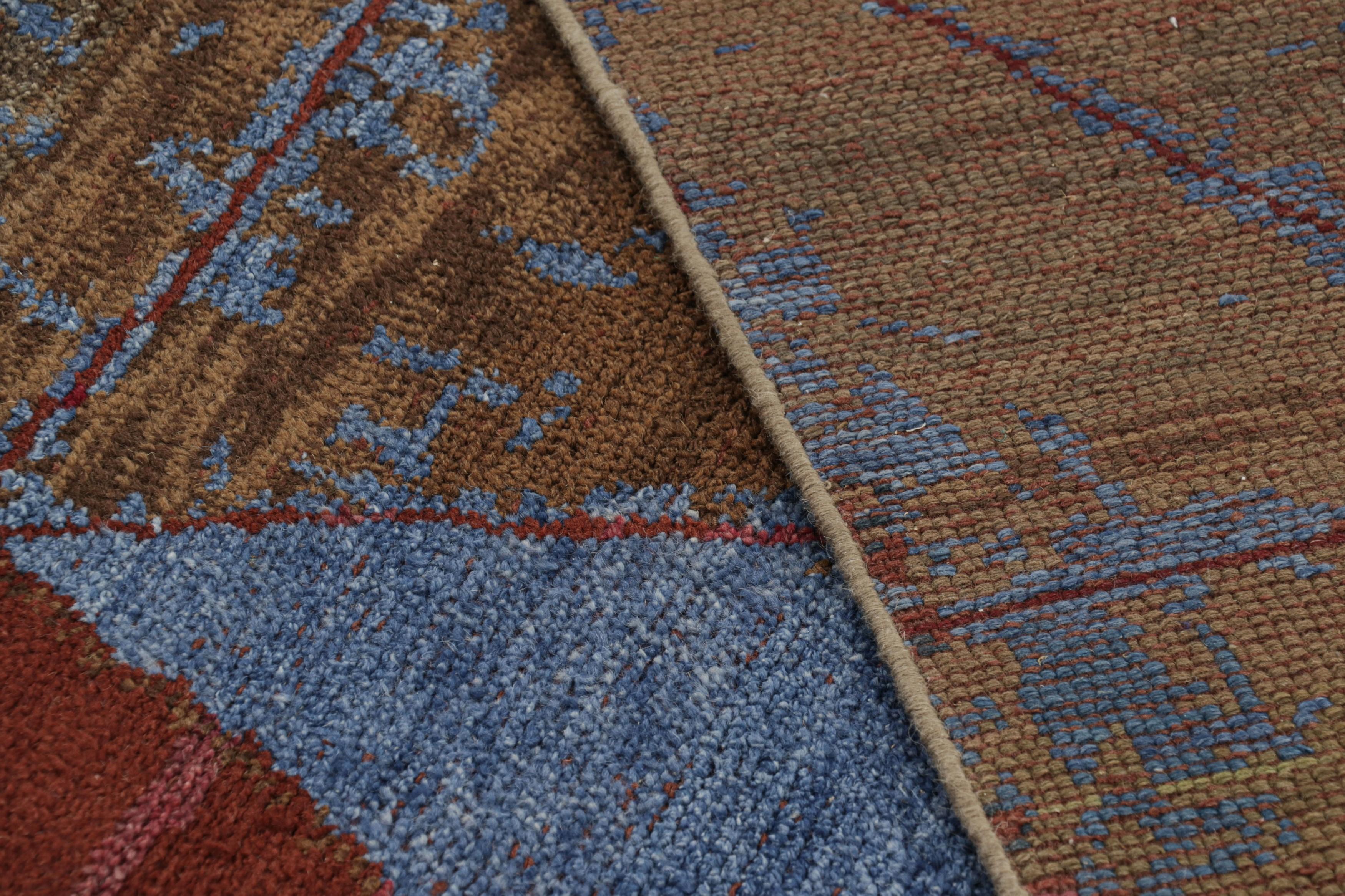 Rug & Kilim's Teppich im marokkanischen Stil, Braun mit blauen geometrischen Stammesmustern (21. Jahrhundert und zeitgenössisch) im Angebot