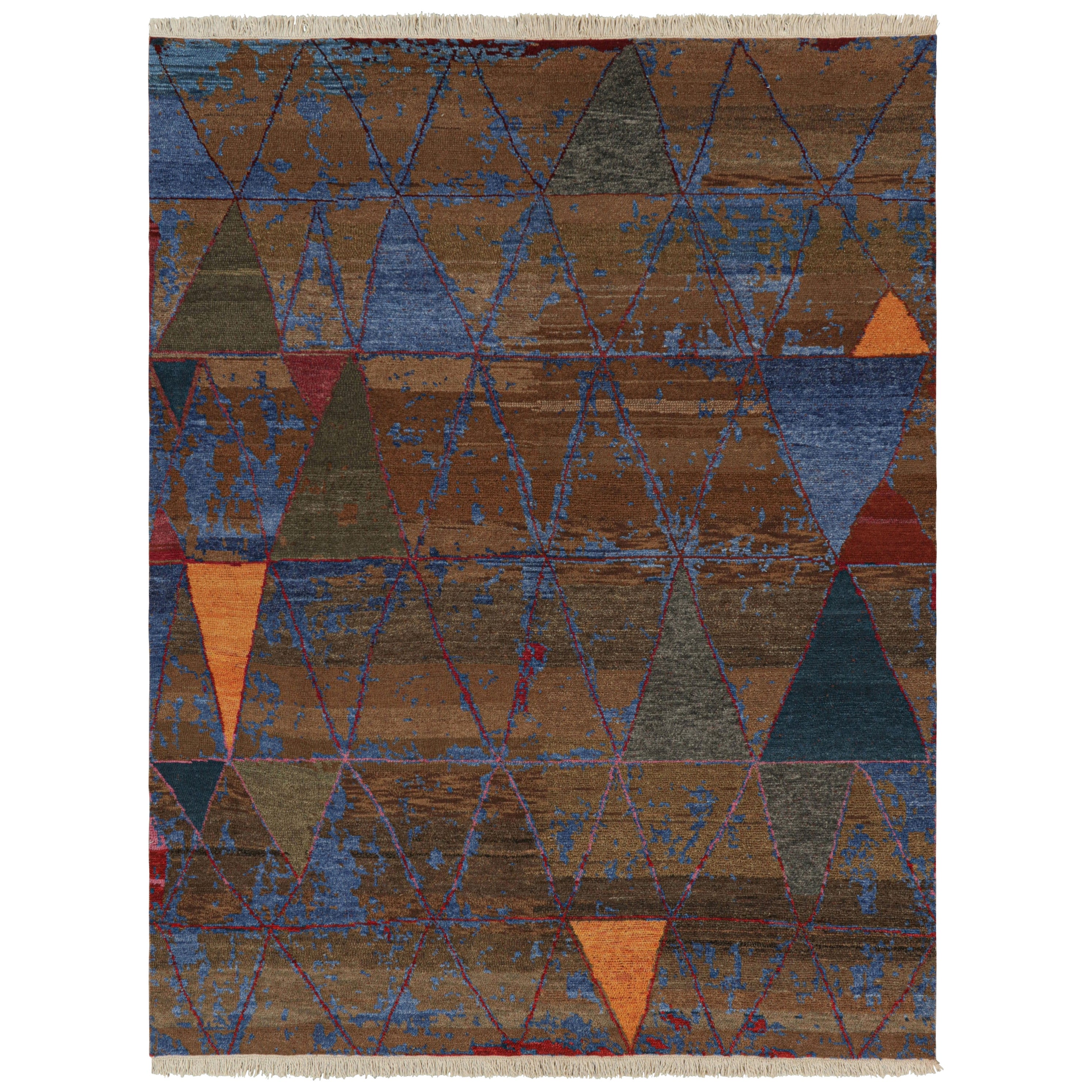 Rug & Kilim's Teppich im marokkanischen Stil, Braun mit blauen geometrischen Stammesmustern im Angebot