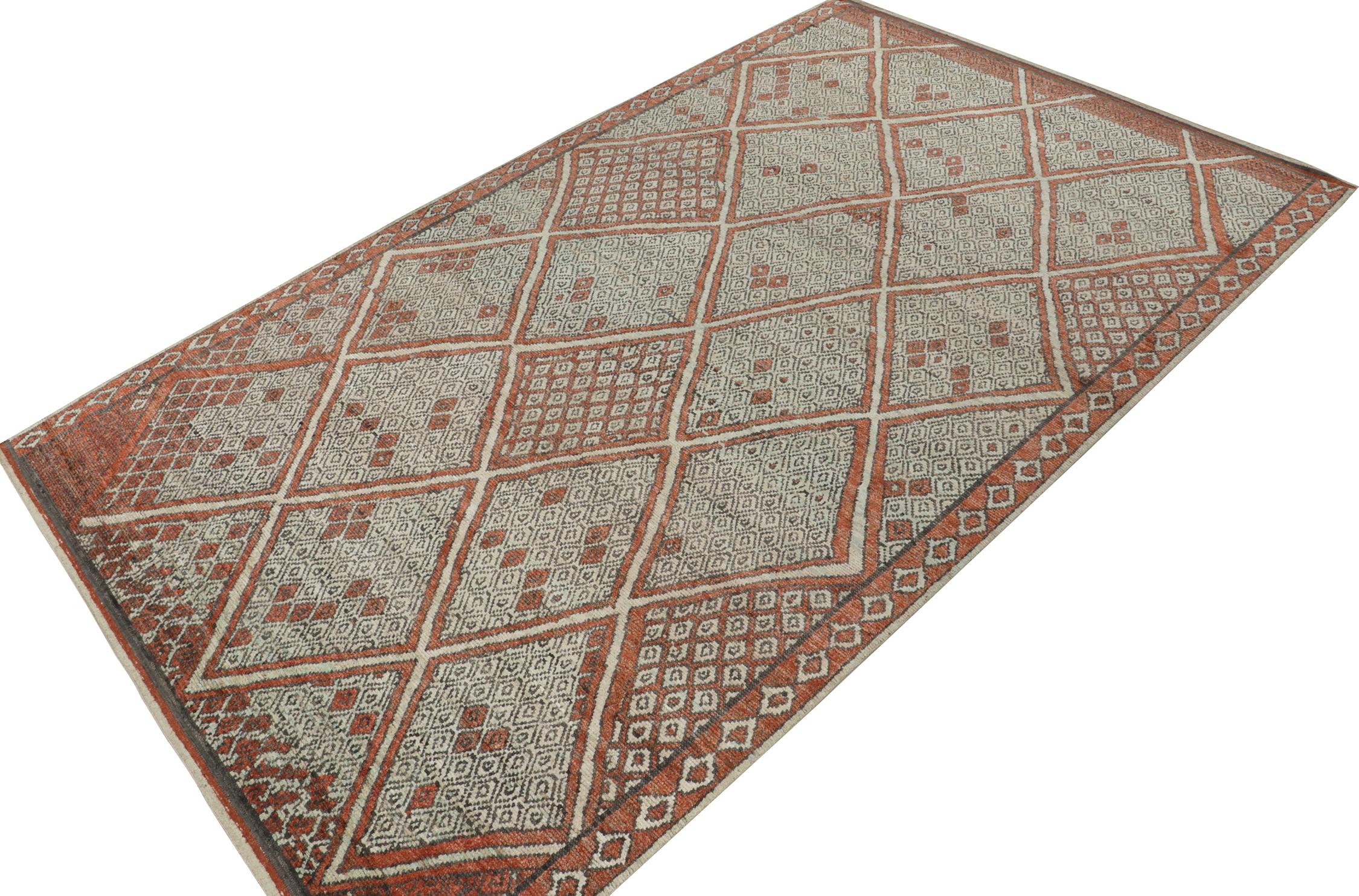 Questo tappeto contemporaneo 9x15 è l'ultimo nato della nuova collezione Moroccan di Rug & Kilim, un'audace rivisitazione dello stile iconico. Annodato a mano in una miscela di lana, seta e cotone.
Ulteriori informazioni sul design:
Il design si