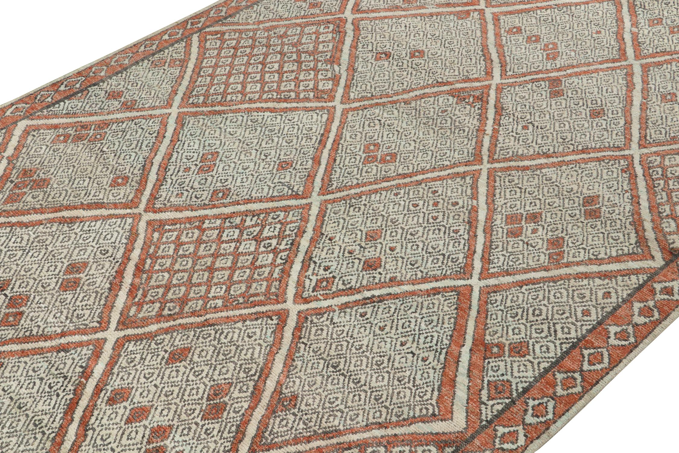 Indiano Rug & Kilim è un tappeto in stile marocchino con motivi a rombi rossi e grigi. in vendita