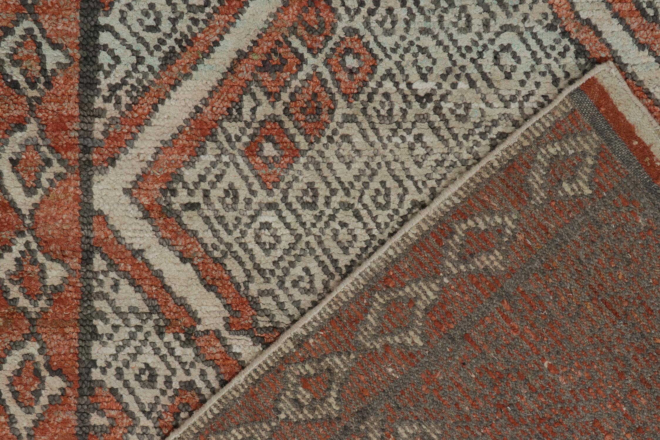XXI secolo e contemporaneo Rug & Kilim è un tappeto in stile marocchino con motivi a rombi rossi e grigi. in vendita