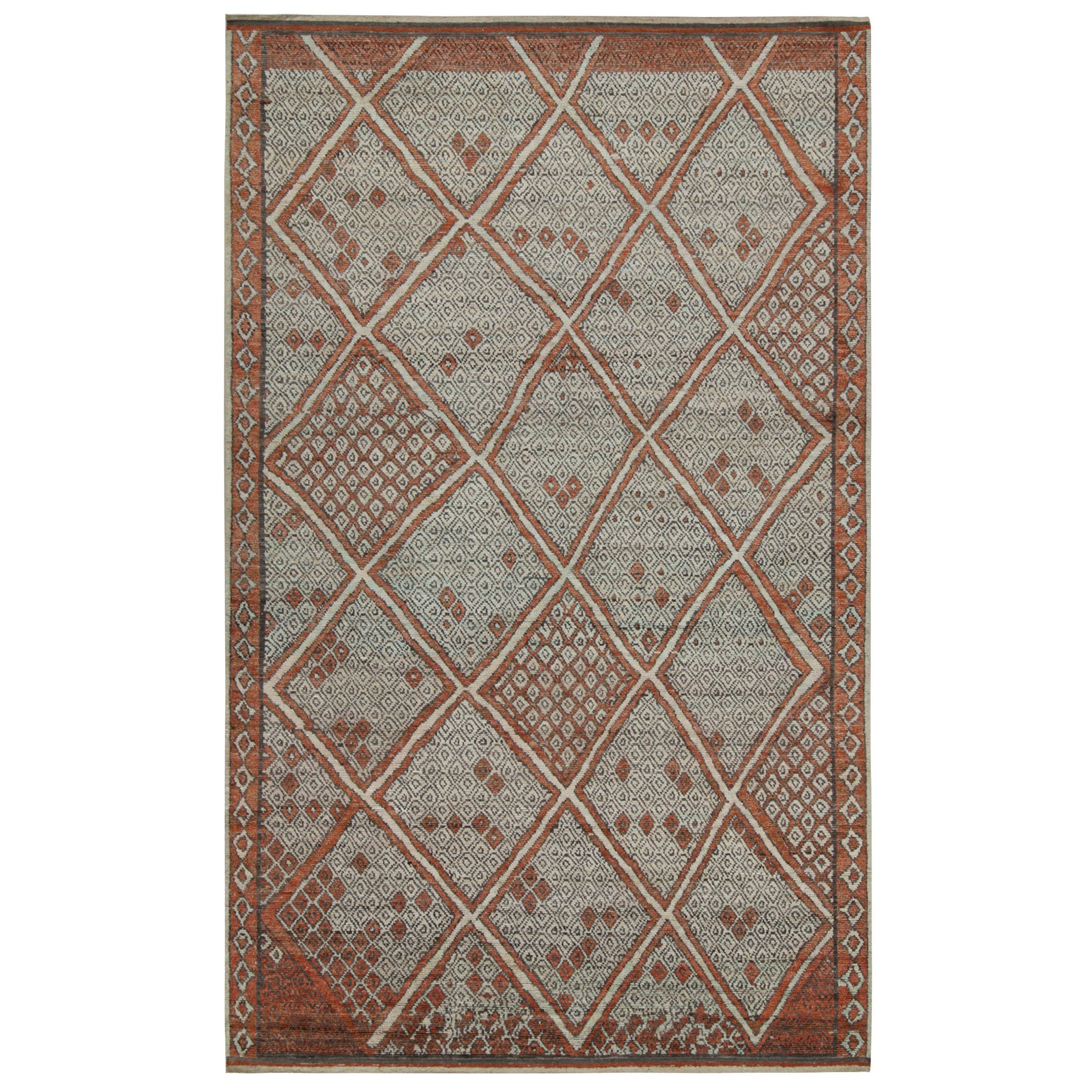 Rug & Kilim è un tappeto in stile marocchino con motivi a rombi rossi e grigi.