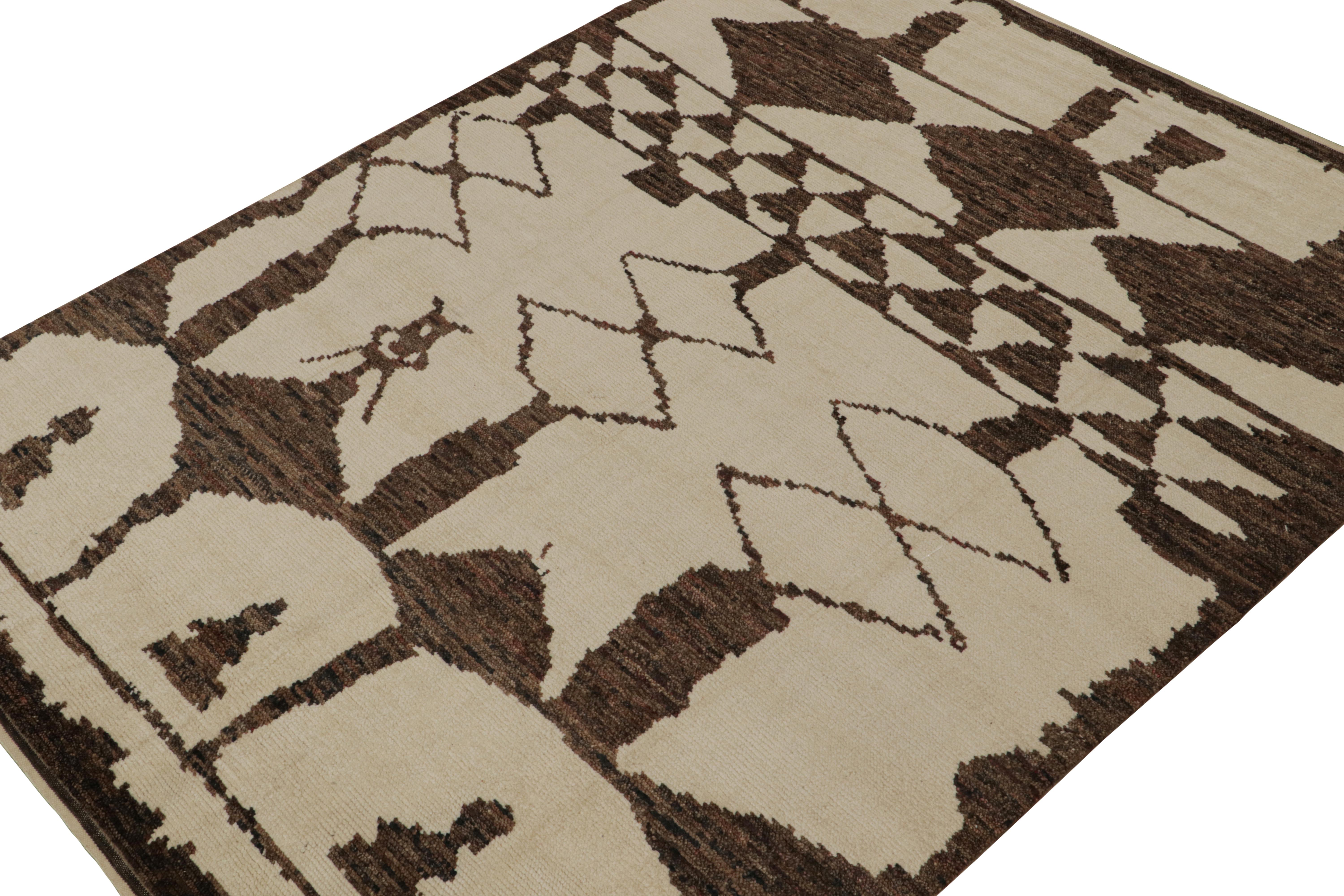Annodato a mano in lana, questo tappeto contemporaneo 10x14 è una nuova aggiunta alla collezione di tappeti marocchini di Rug & Kilim. 

Sul Design

Questo tappeto ha un sottotono crema e beige con losanghe marrone cioccolato e altri motivi