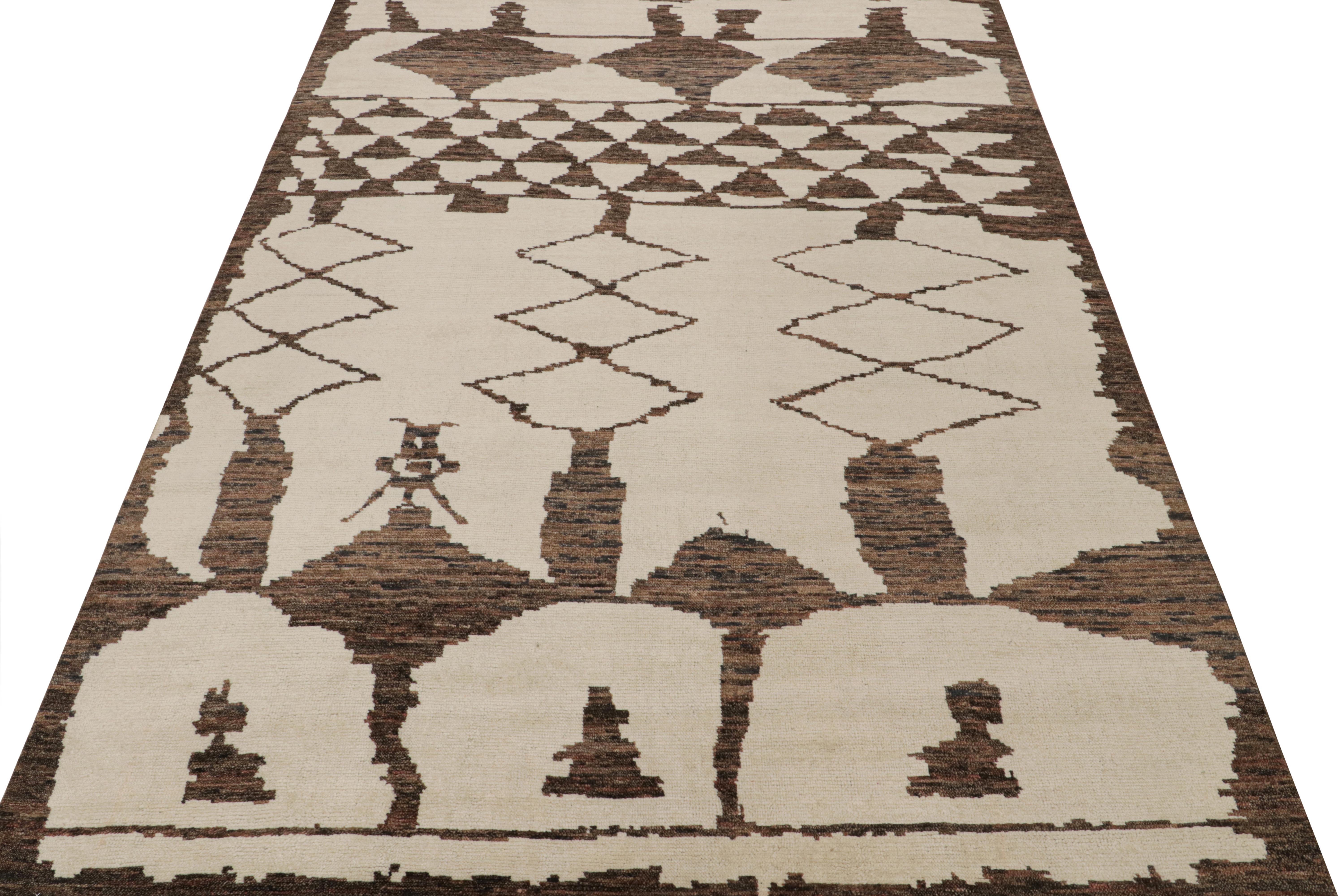 Rug & Kilim's Marokkanischer Teppich in Beige und Brown Geometrisch gemustert (Stammeskunst) im Angebot
