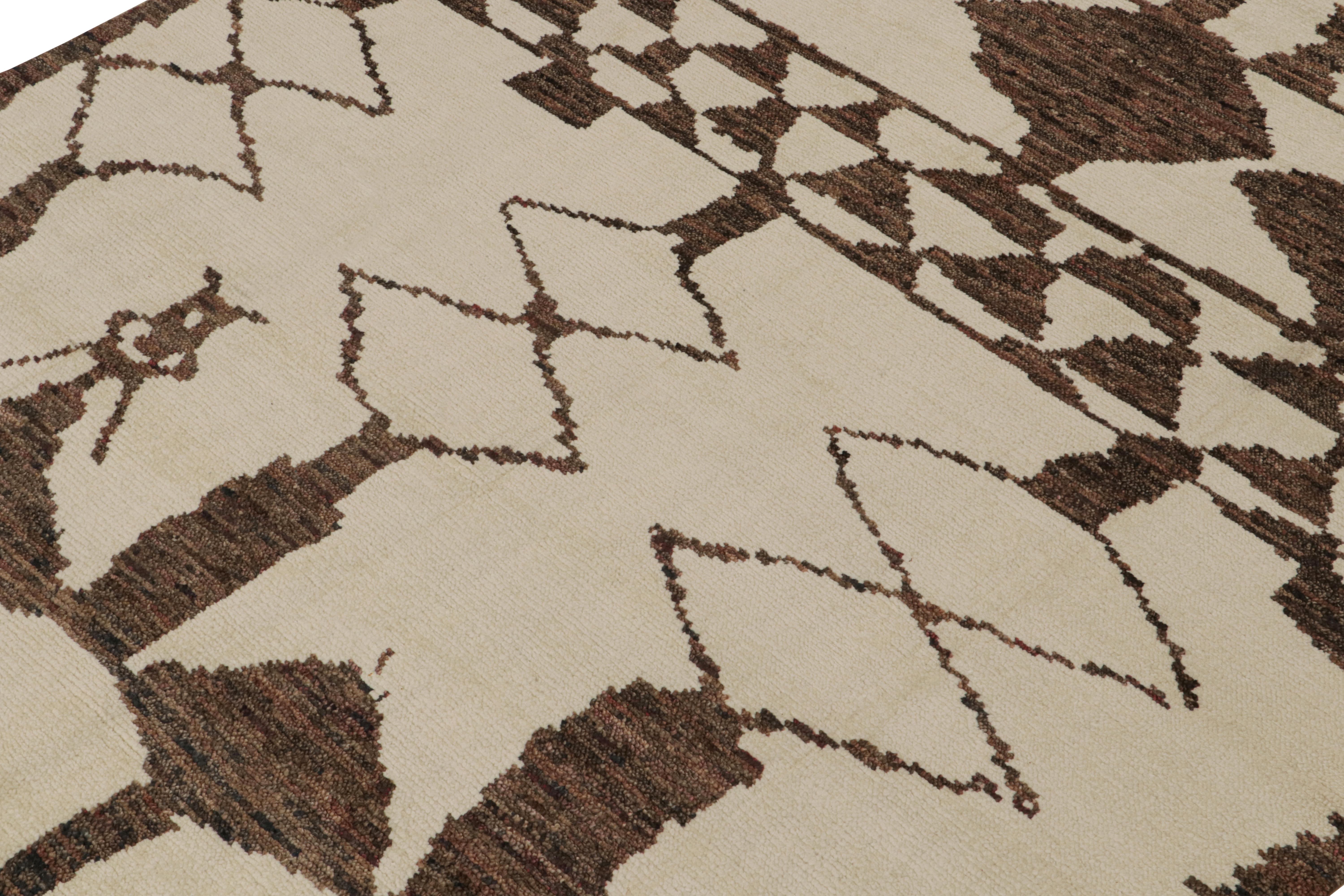 Indien Rug & Kilim's Moroccan Style Rug in Beige and Brown Geometric Patterns (tapis de style marocain à motifs géométriques beige et Brown) en vente