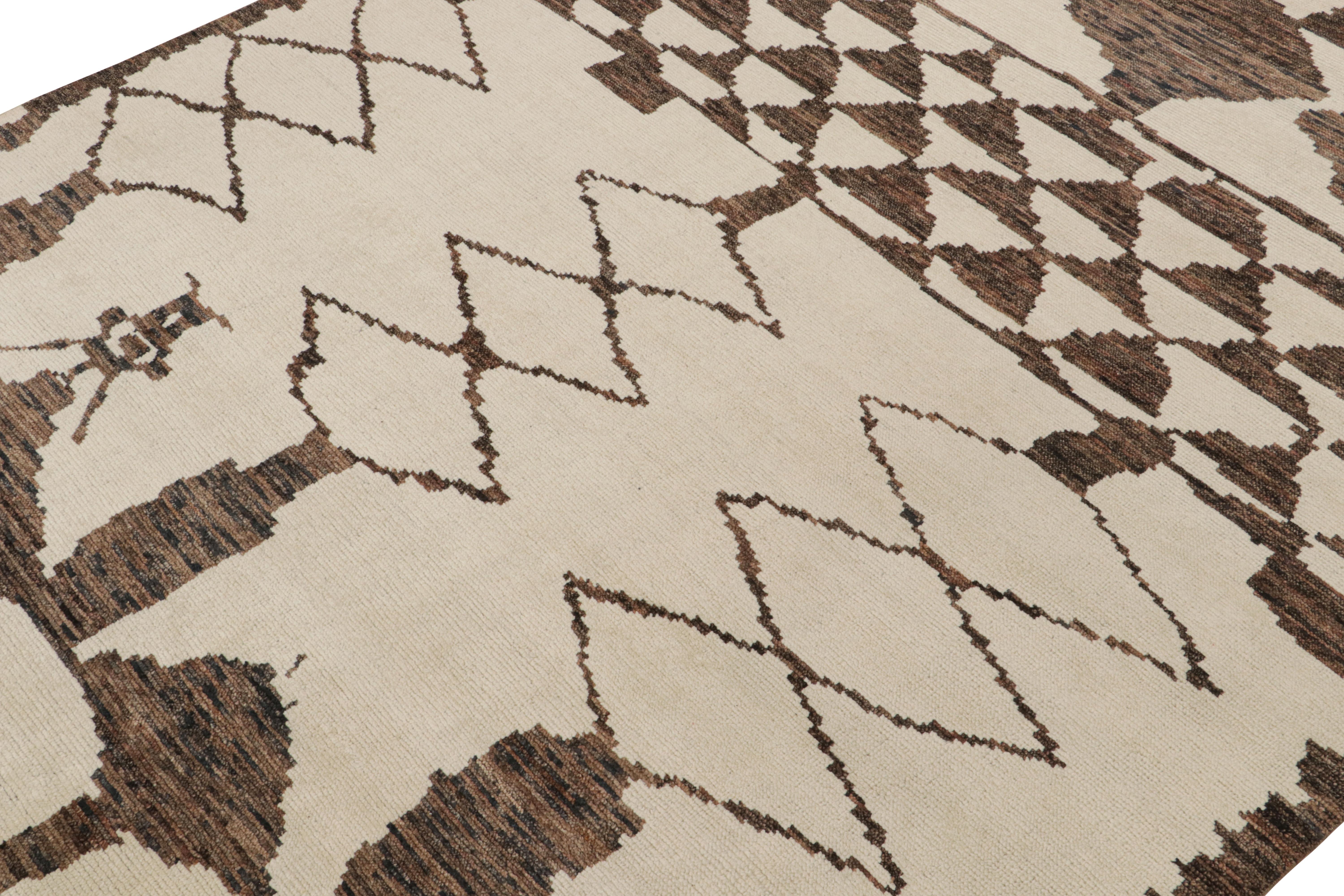 Rug & Kilim's Marokkanischer Teppich in Beige und Brown Geometrisch gemustert (Indisch) im Angebot