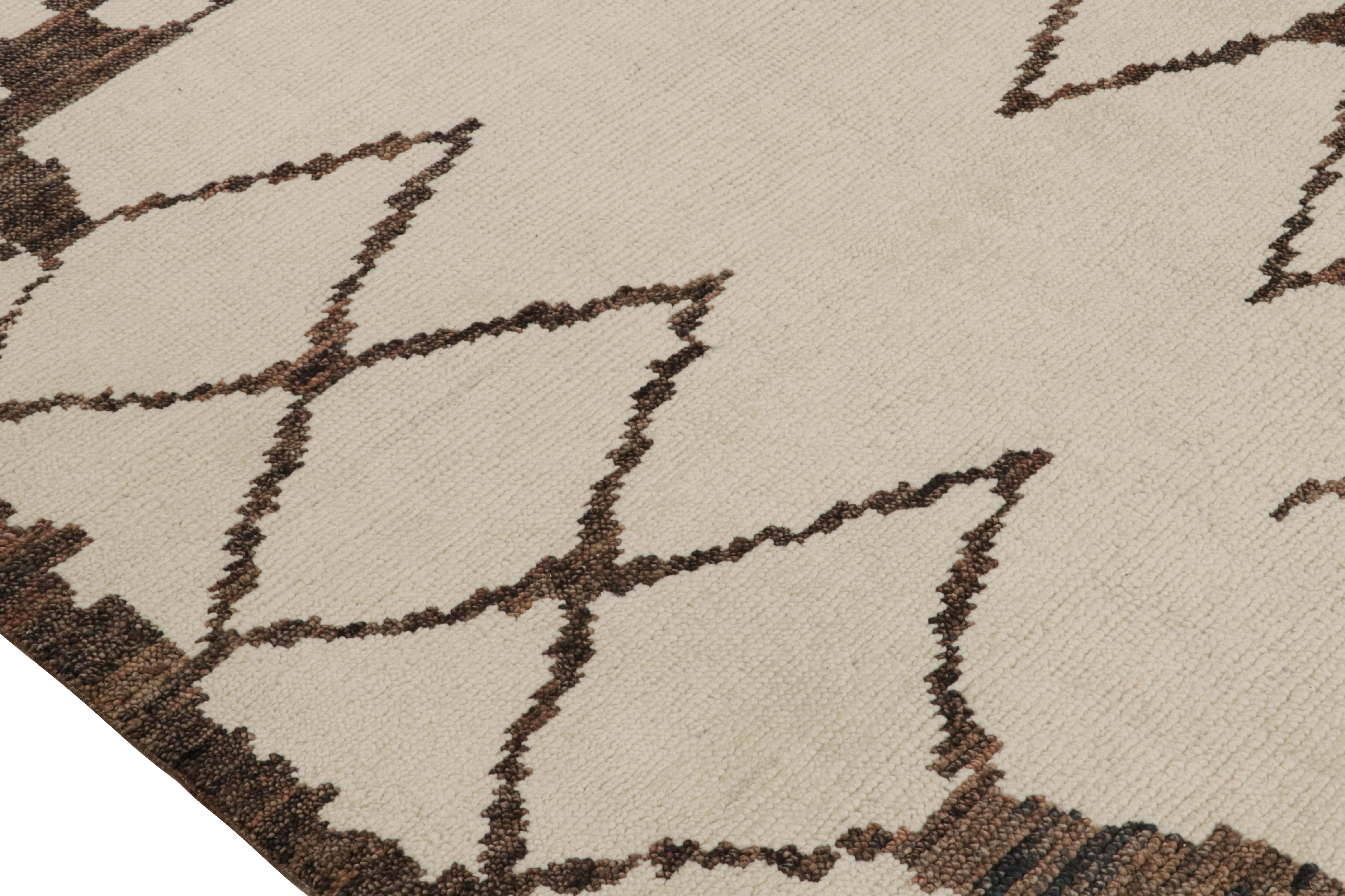 Rug & Kilim's Marokkanischer Teppich in Beige und Brown Geometrisch gemustert (Handgeknüpft) im Angebot