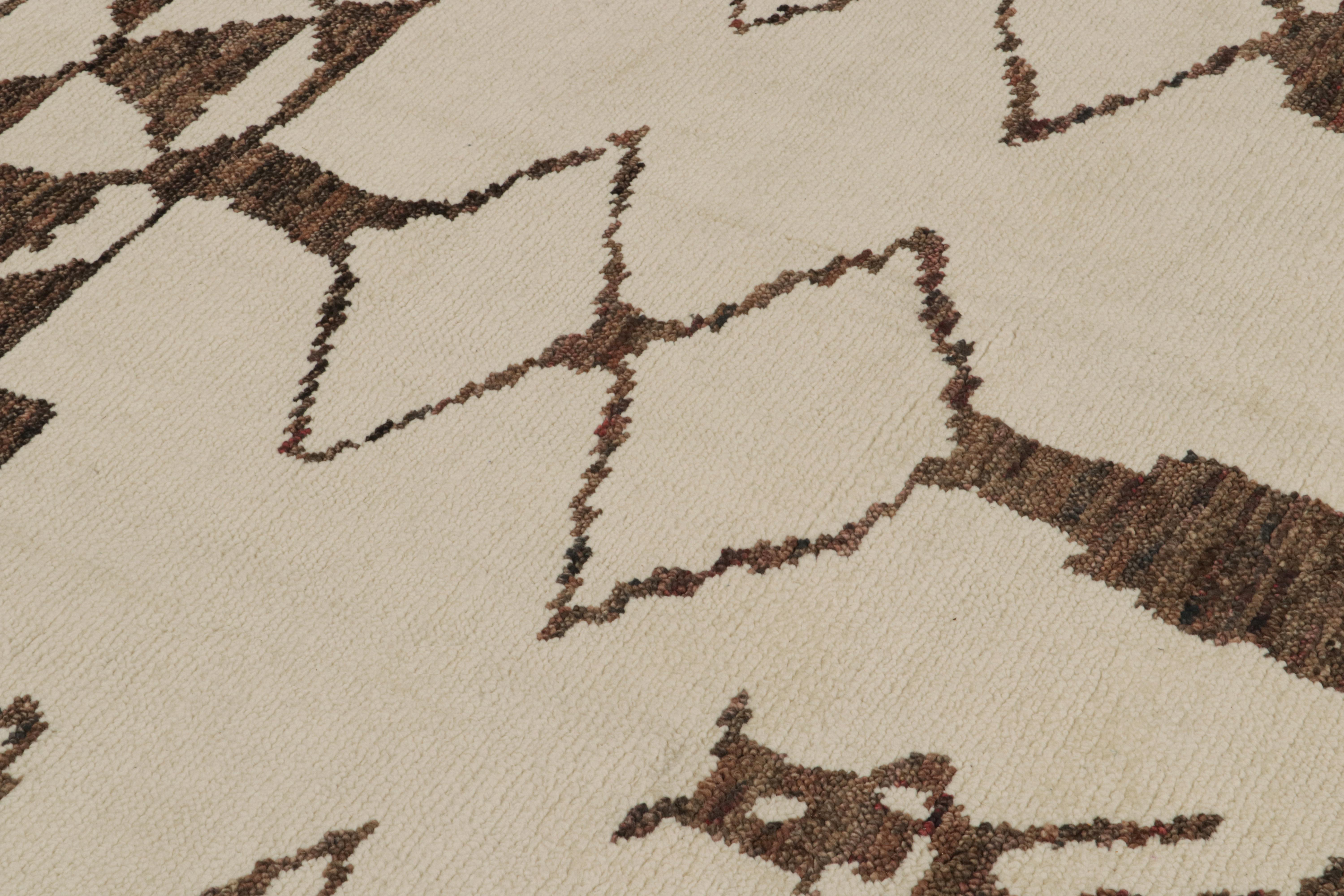 Rug & Kilim's Moroccan Style Rug in Beige and Brown Geometric Patterns (tapis de style marocain à motifs géométriques beige et Brown) Neuf - En vente à Long Island City, NY