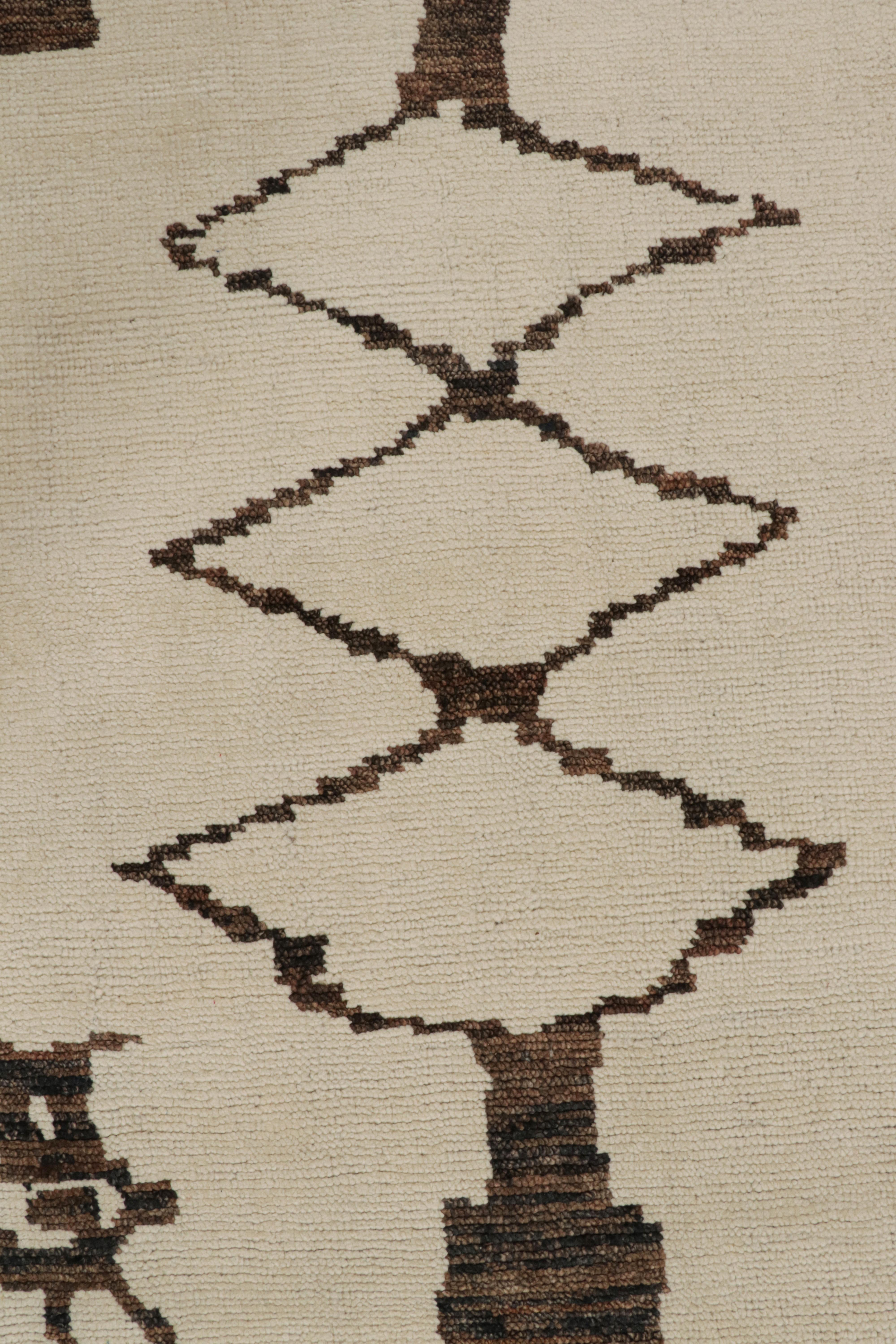 Rug & Kilim's Moroccan Style Rug in Beige and Brown Geometric Patterns (tapis de style marocain à motifs géométriques beige et Brown) Neuf - En vente à Long Island City, NY