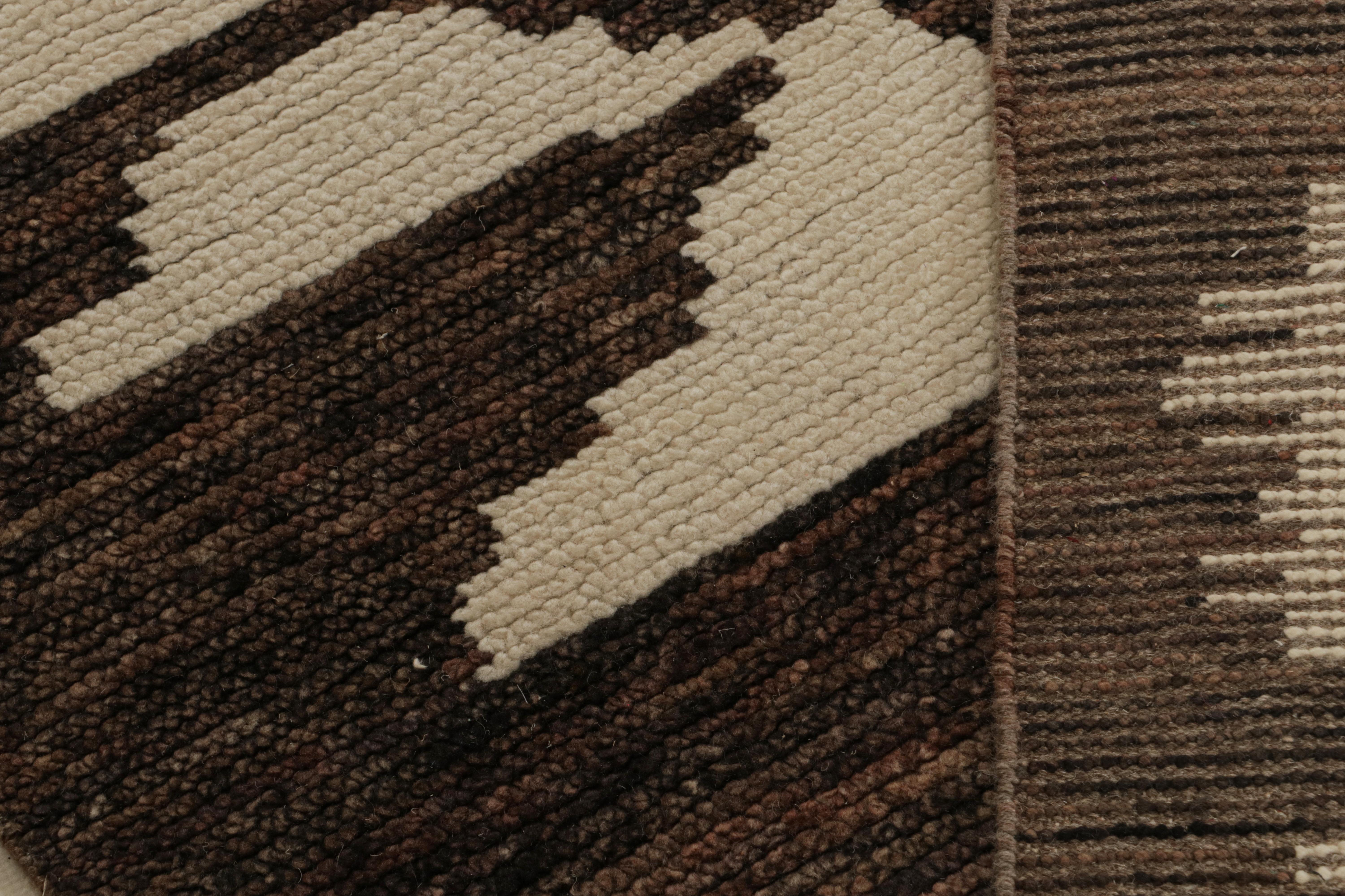 Rug & Kilim's Marokkanischer Teppich in Beige und Brown Geometrisch gemustert (21. Jahrhundert und zeitgenössisch) im Angebot