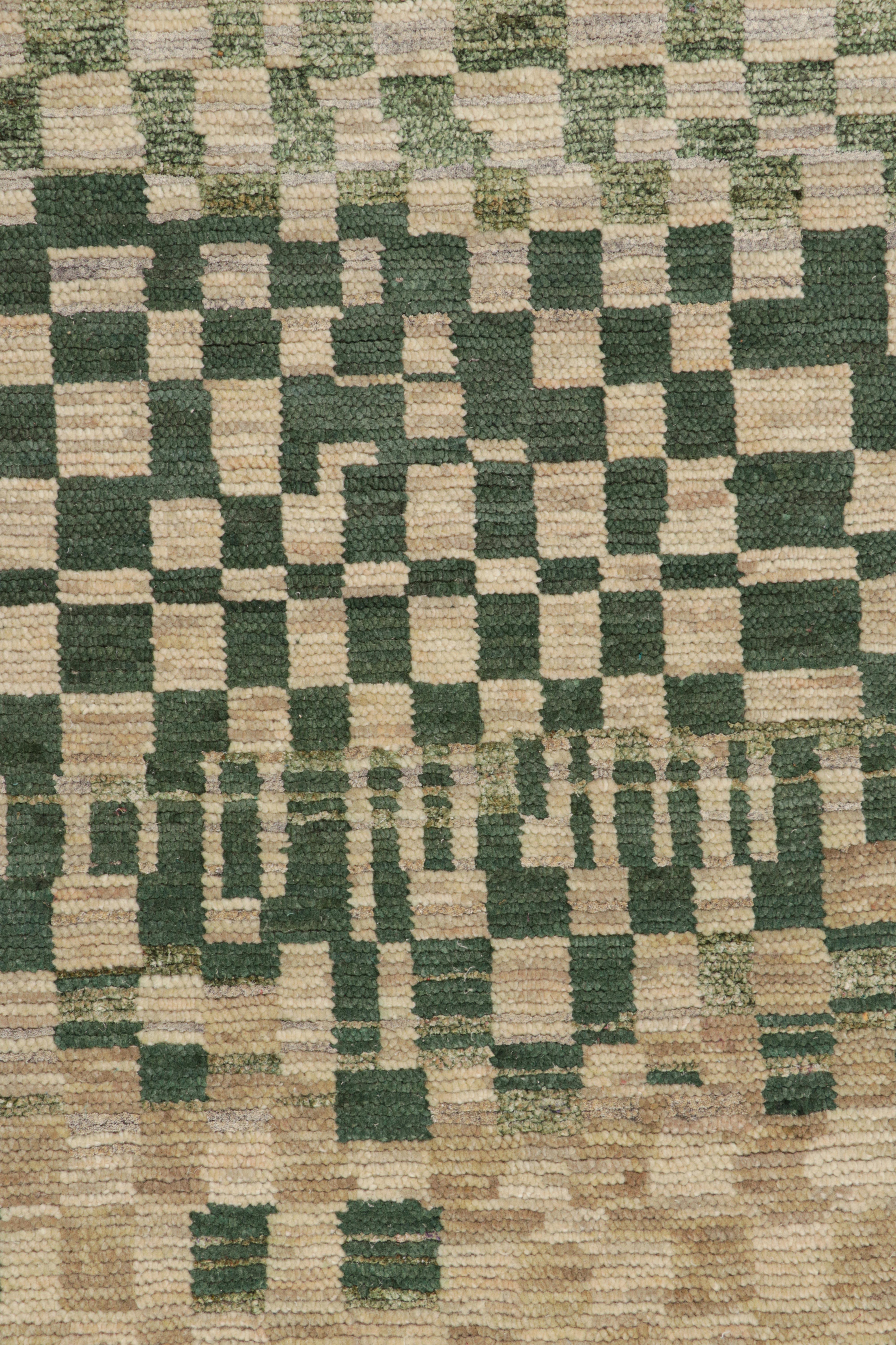 Rug & Kilim's Marokkanischer Teppich in Beige und Grün, mit geometrischen Mustern (Stammeskunst) im Angebot