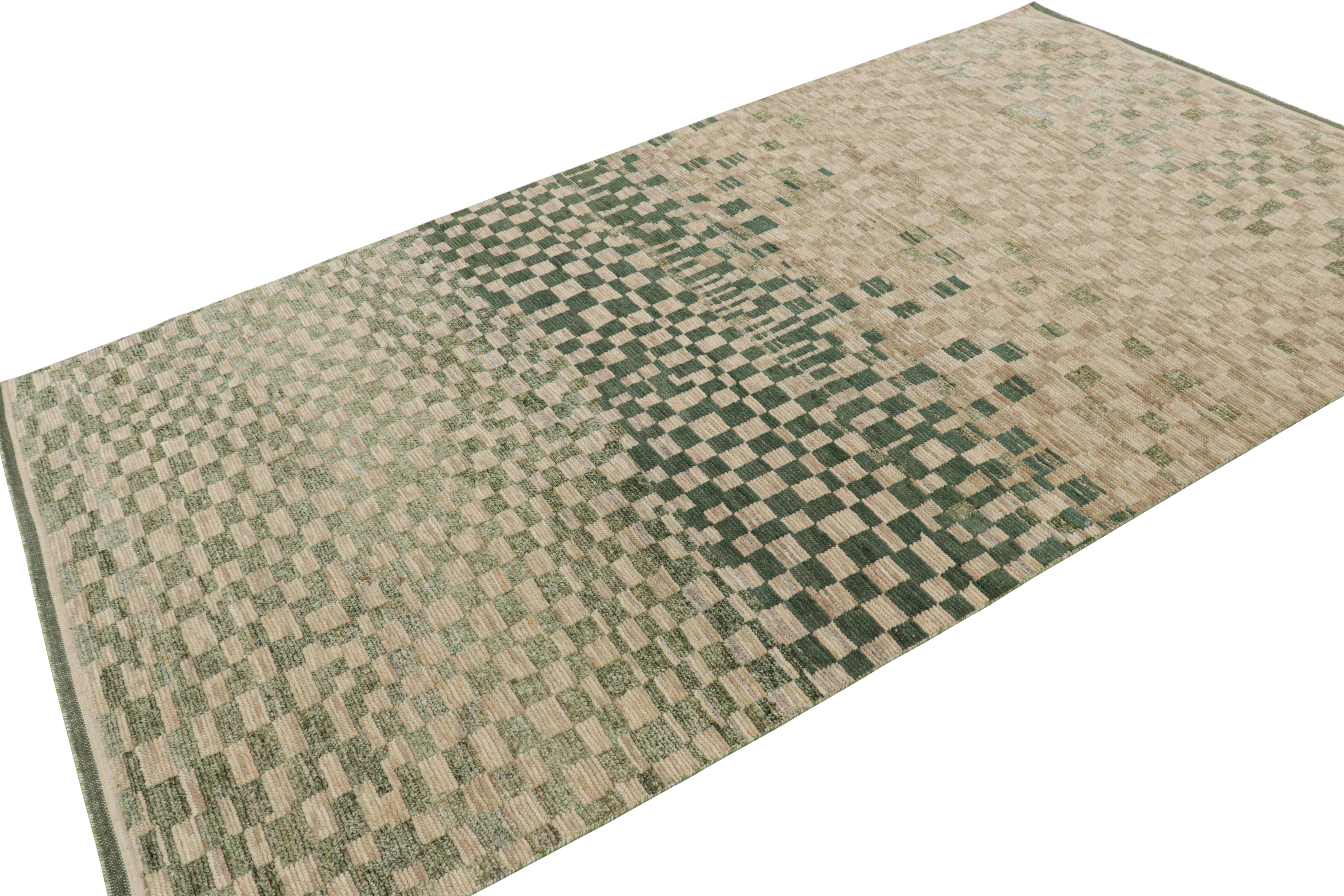 Rug & Kilim's Marokkanischer Teppich in Beige und Grün, mit geometrischen Mustern (Indisch) im Angebot