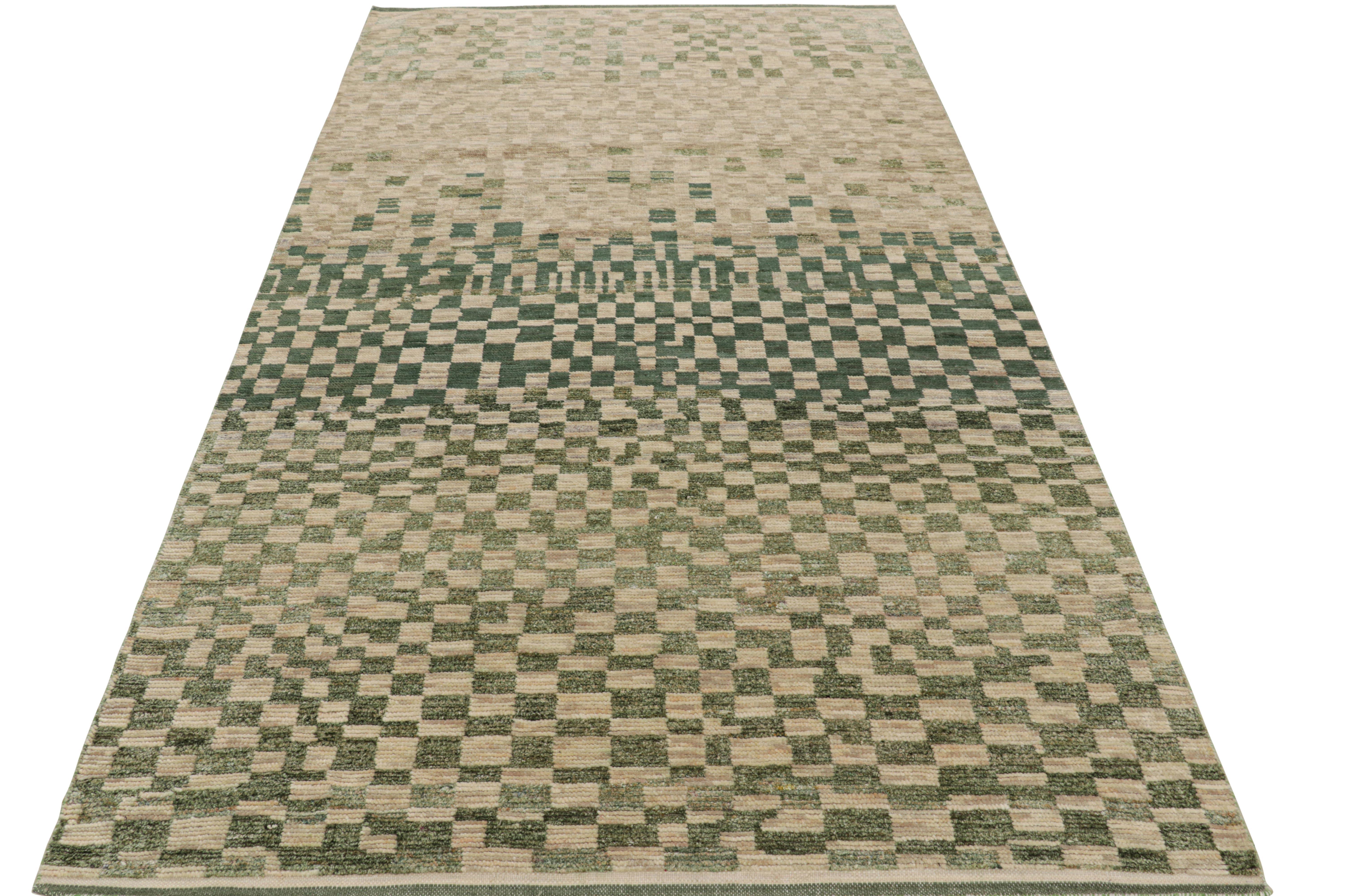 Rug & Kilim's Marokkanischer Teppich in Beige und Grün, mit geometrischen Mustern (Handgeknüpft) im Angebot