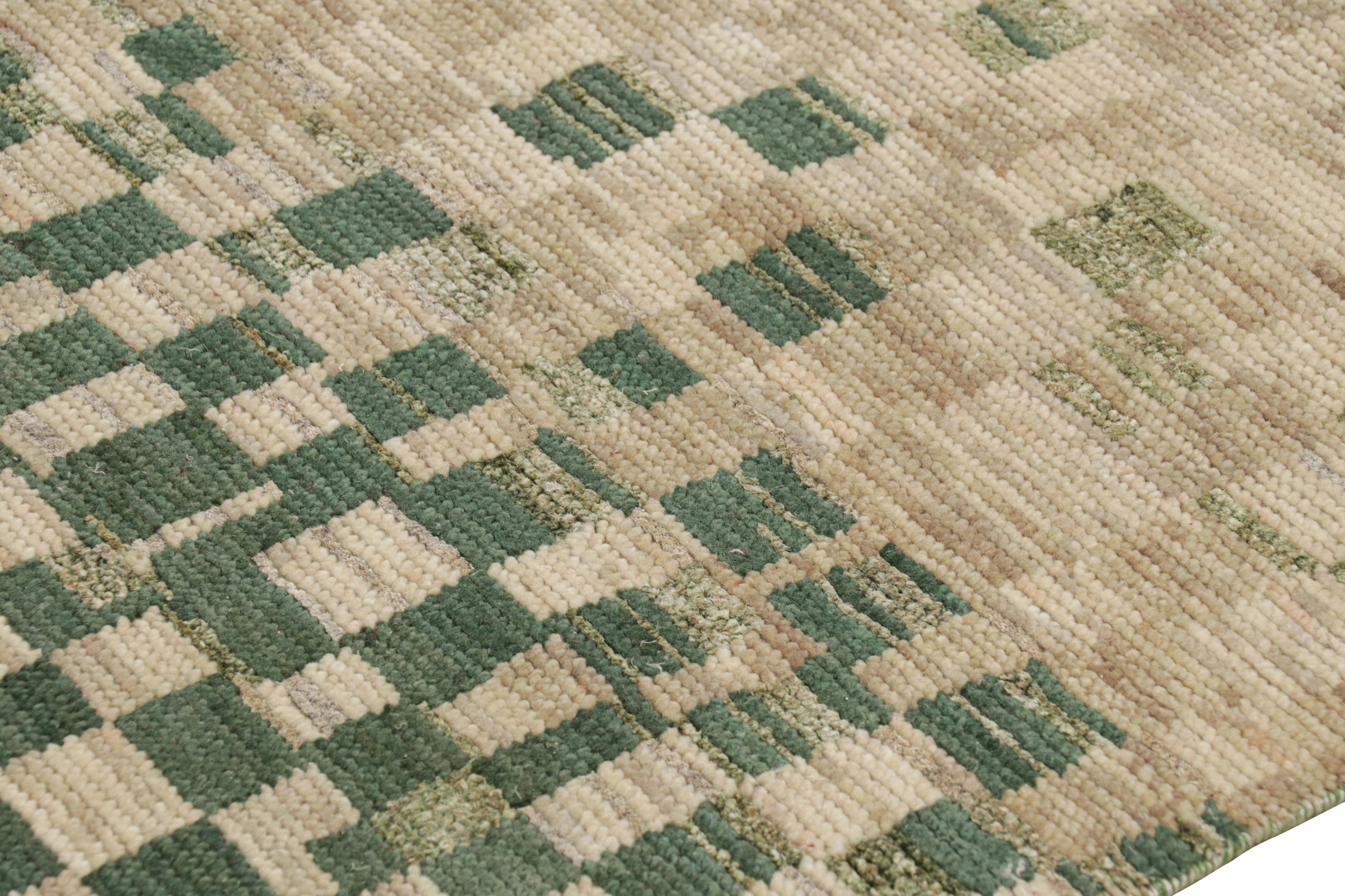 Rug & Kilim's Marokkanischer Teppich in Beige und Grün, mit geometrischen Mustern im Zustand „Neu“ im Angebot in Long Island City, NY