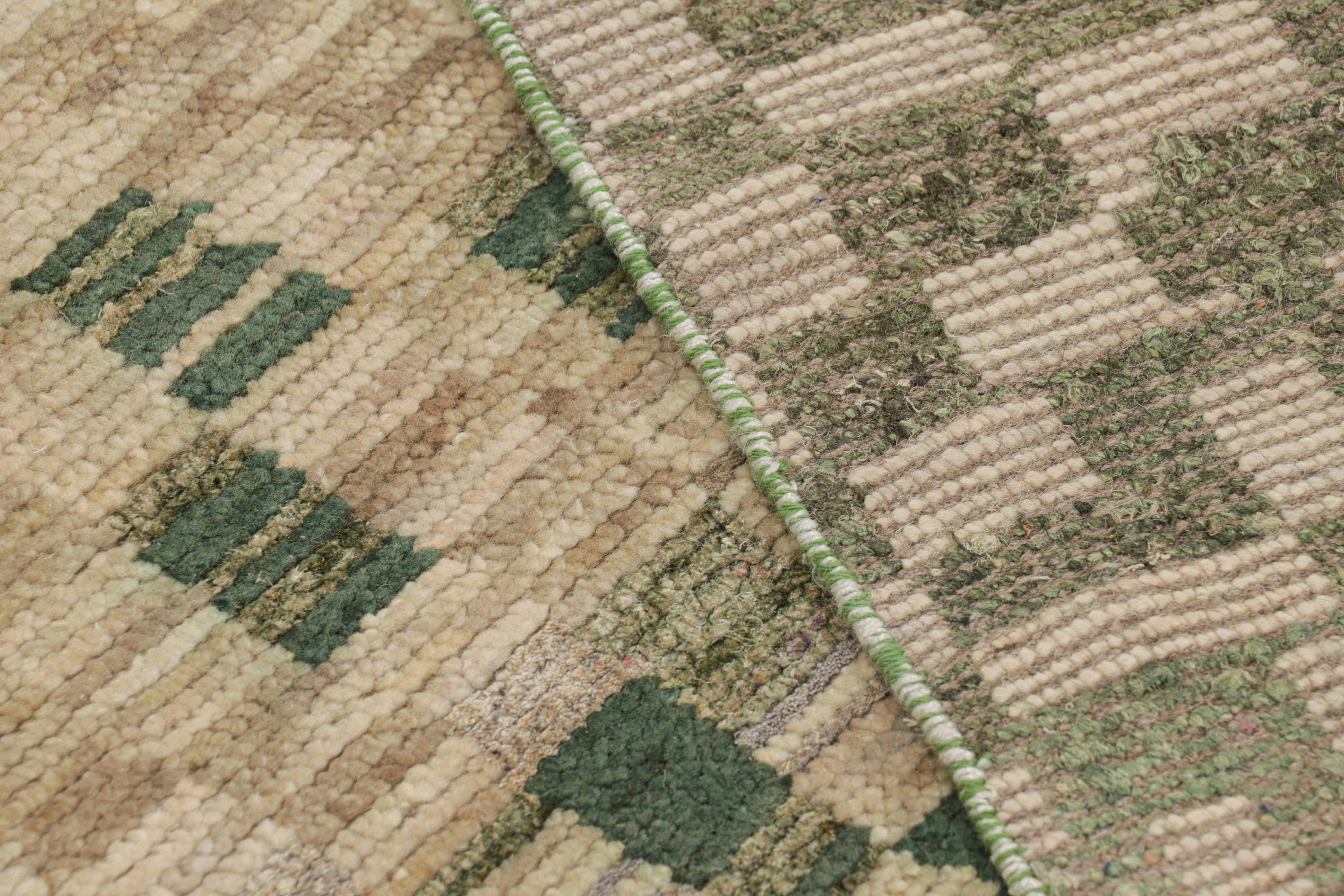 Rug & Kilim's Marokkanischer Teppich in Beige und Grün, mit geometrischen Mustern (21. Jahrhundert und zeitgenössisch) im Angebot