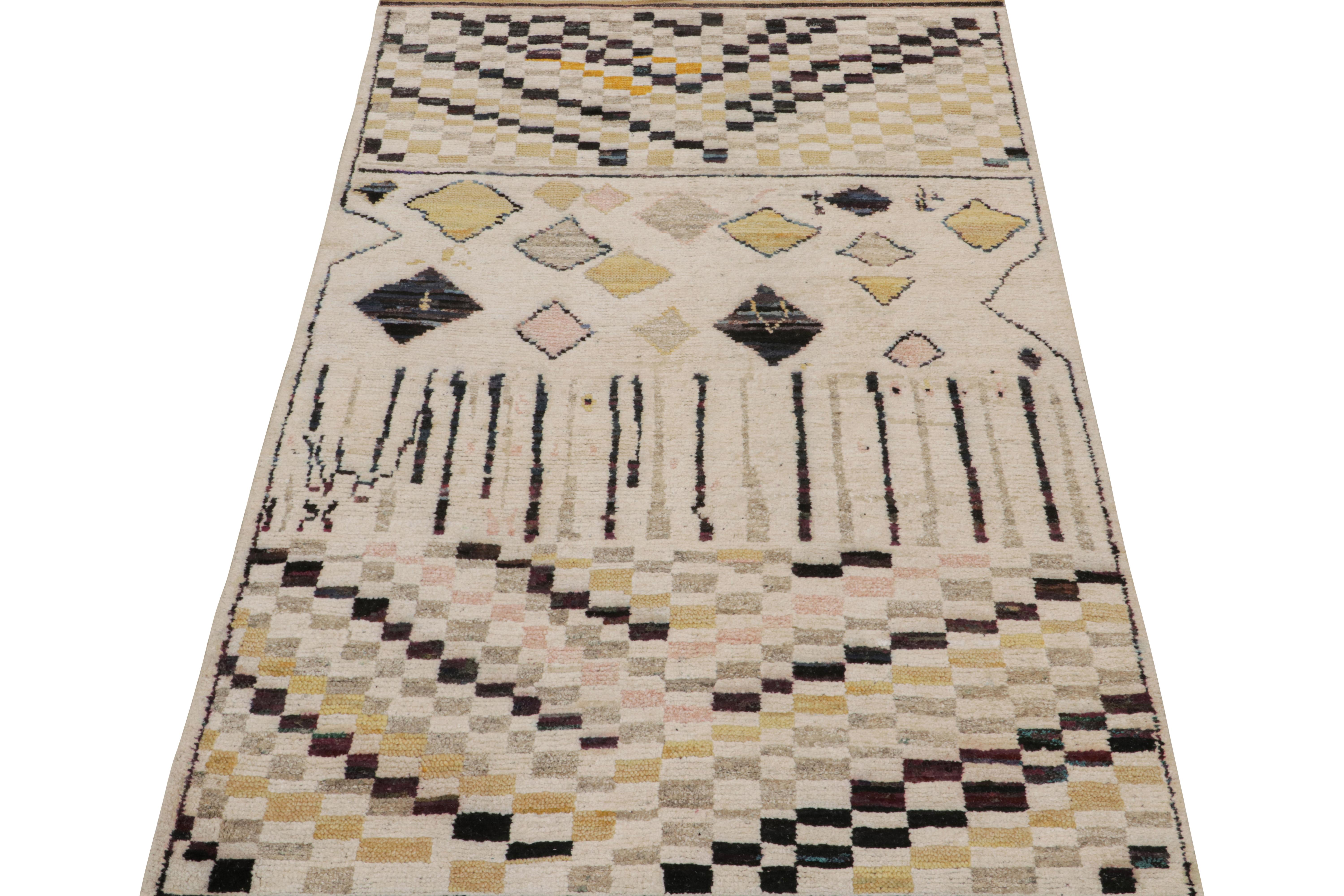 Tribal Tapis de style marocain de Rug & Kilim à motifs géométriques beige, noir et or en vente