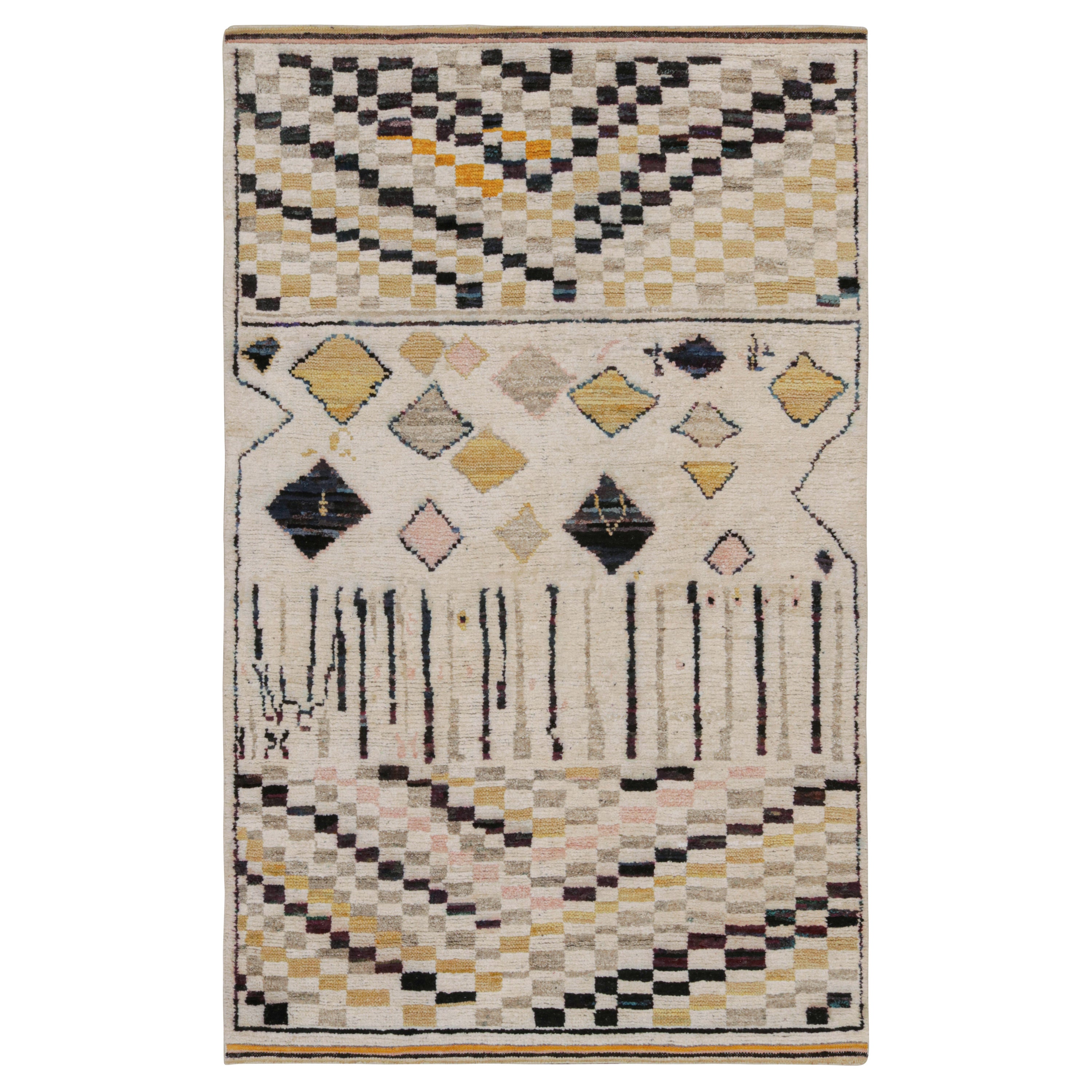 Tapis de style marocain de Rug & Kilim à motifs géométriques beige, noir et or en vente