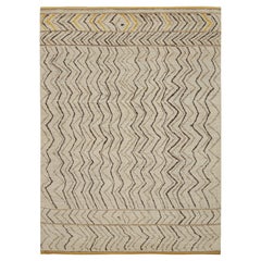 Rug & Kilim's Moroccan Style Rug in Beige-Brown and Gold Geometric Patterns (tapis de style marocain aux motifs géométriques beige, brun et or)