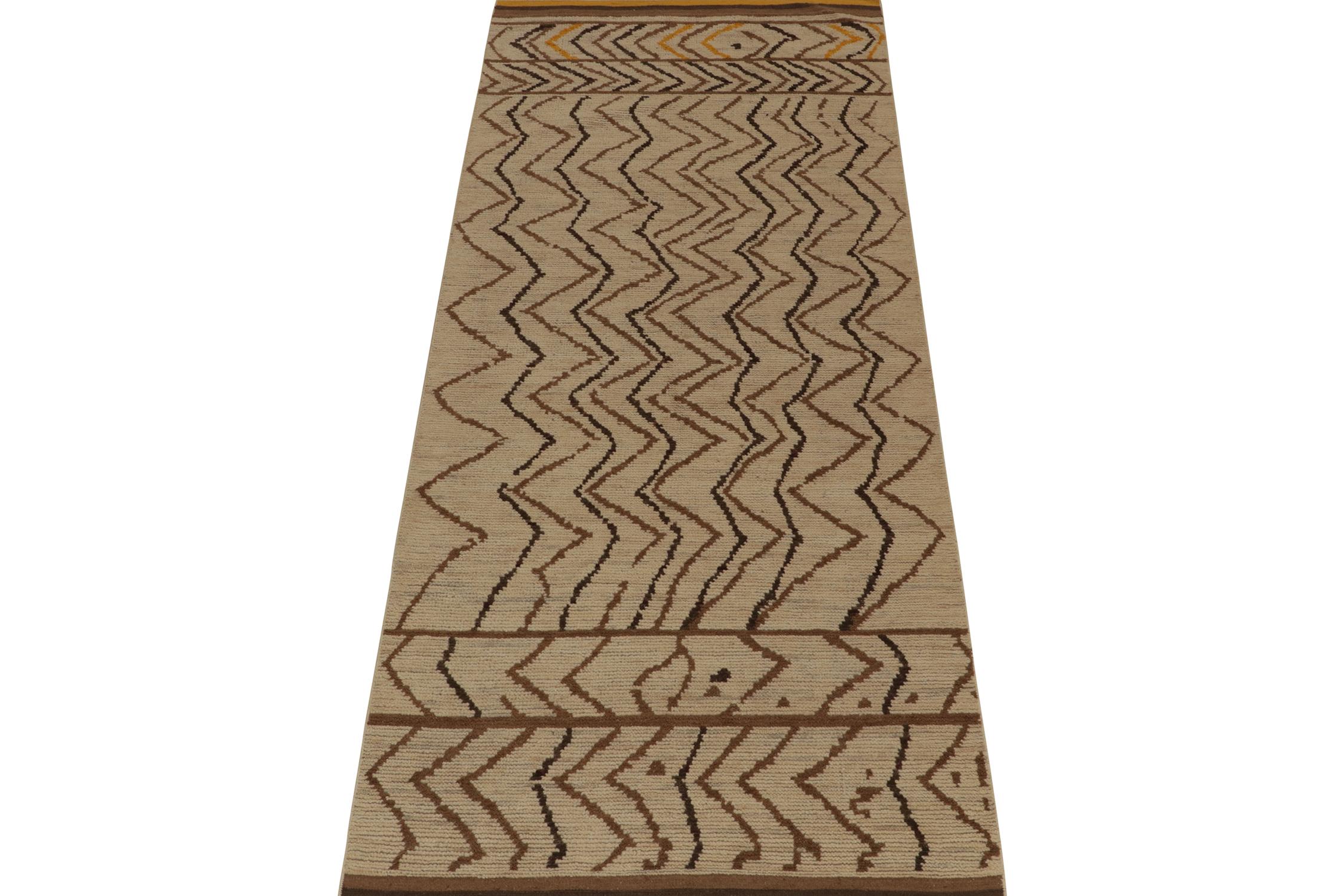 Tribale Rug & Kilim è un tappeto in stile marocchino a scacchiera beige-marrone con accenti dorati in vendita