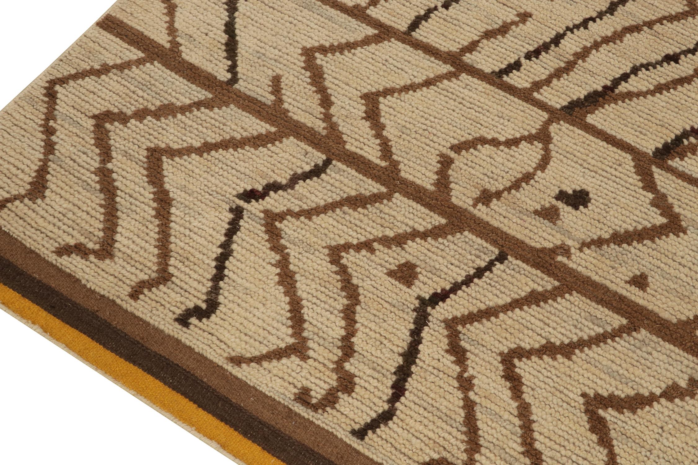 Annodato a mano Rug & Kilim è un tappeto in stile marocchino a scacchiera beige-marrone con accenti dorati in vendita