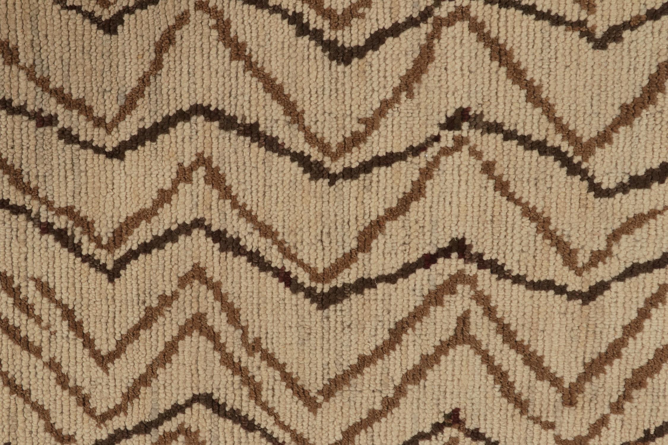 Rug & Kilim è un tappeto in stile marocchino a scacchiera beige-marrone con accenti dorati In condizioni Nuovo in vendita a Long Island City, NY