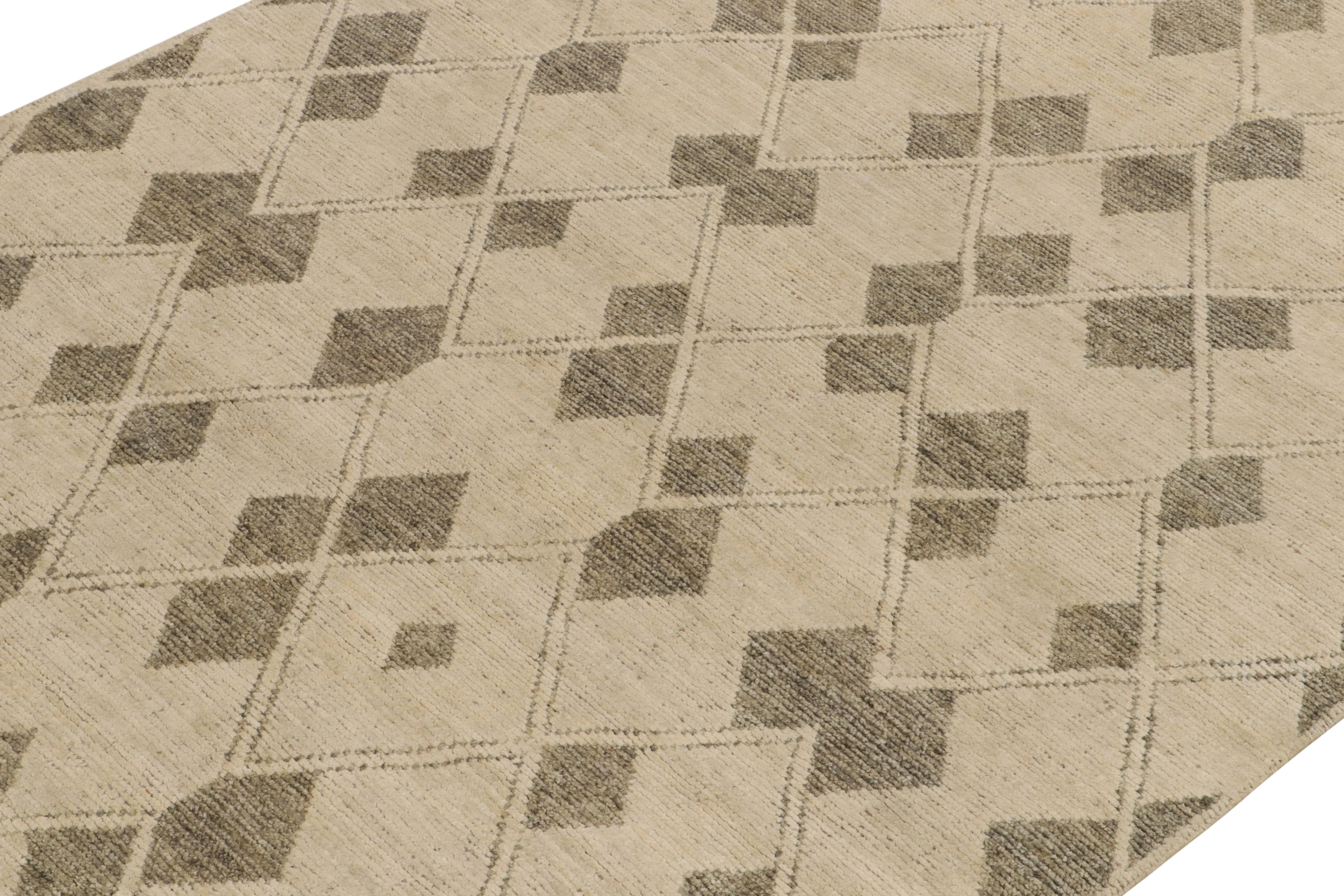 Rug & Kilim's Marokkanischer Teppich in Beige-Braun mit Rautenmustern (Handgeknüpft) im Angebot