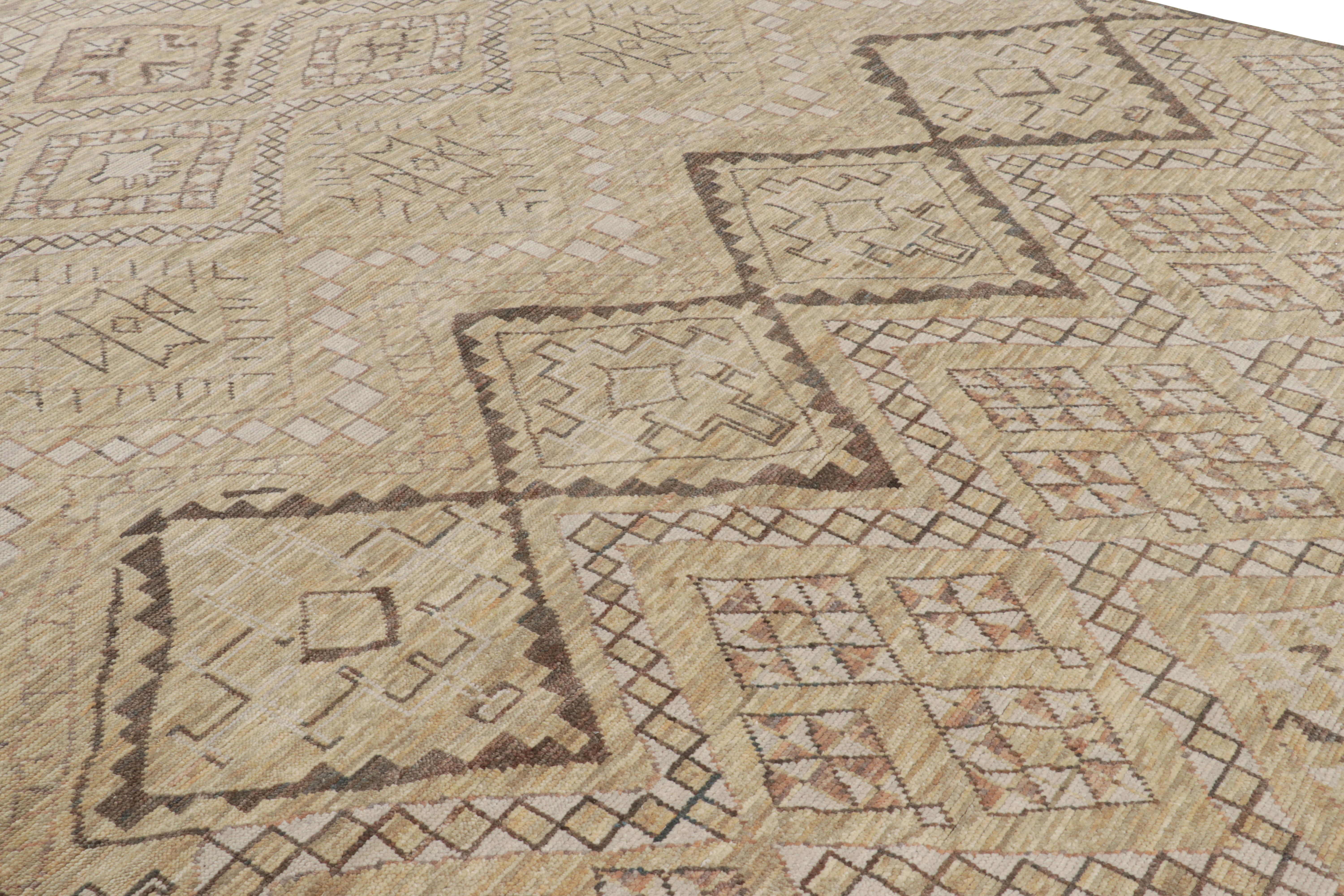 Noué à la main en laine et en soie, ce tapis contemporain 9x12 de Rug & Kilim présente des motifs géométriques d'apparence moderne, inspirés des dessins tribaux berbères primitivistes. 

Sur le Design : 

Un poil riche et luxuriant dans les tons