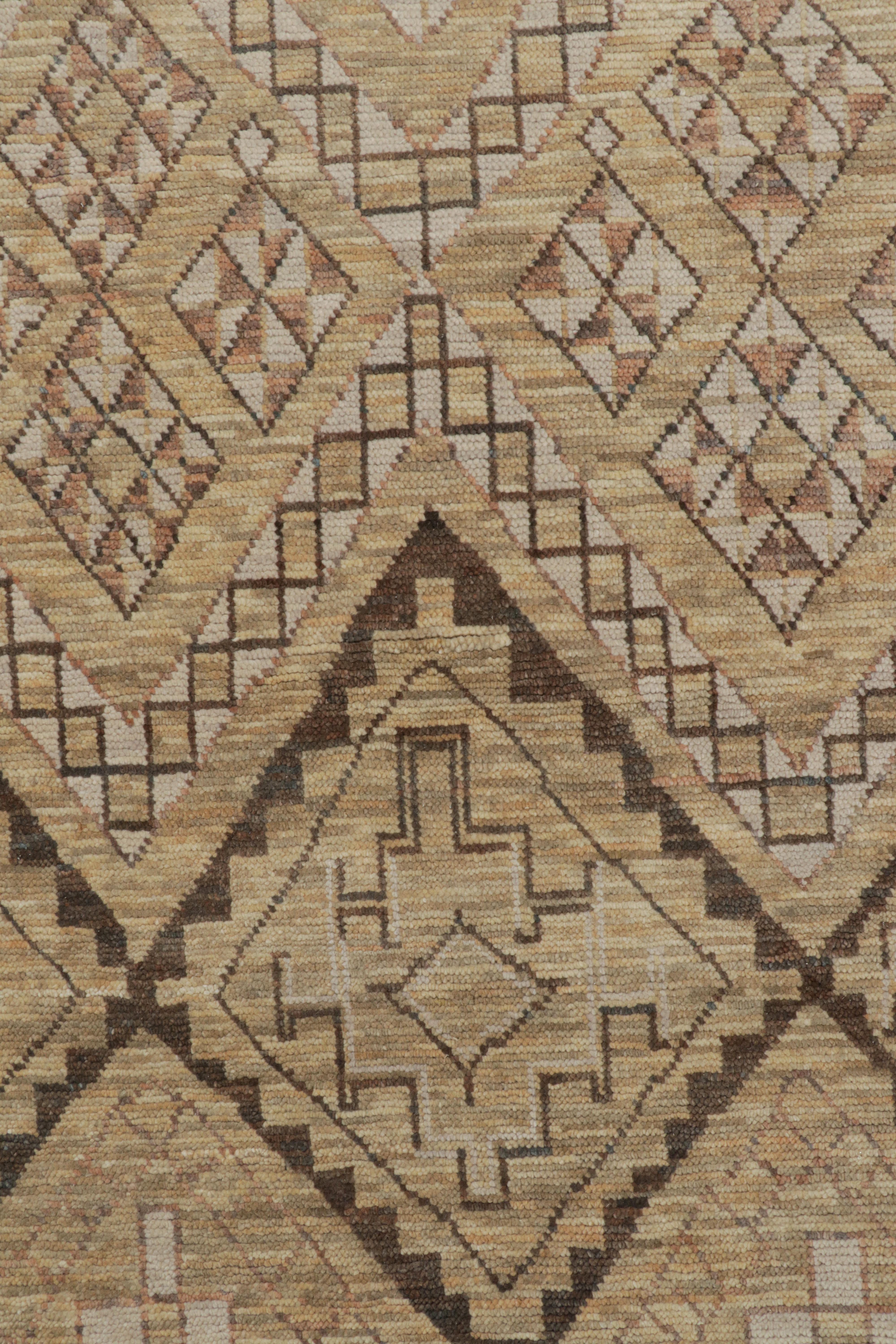 Indiano Tappeto in stile marocchino Rug & Kilim con motivi geometrici beige-marrone in vendita