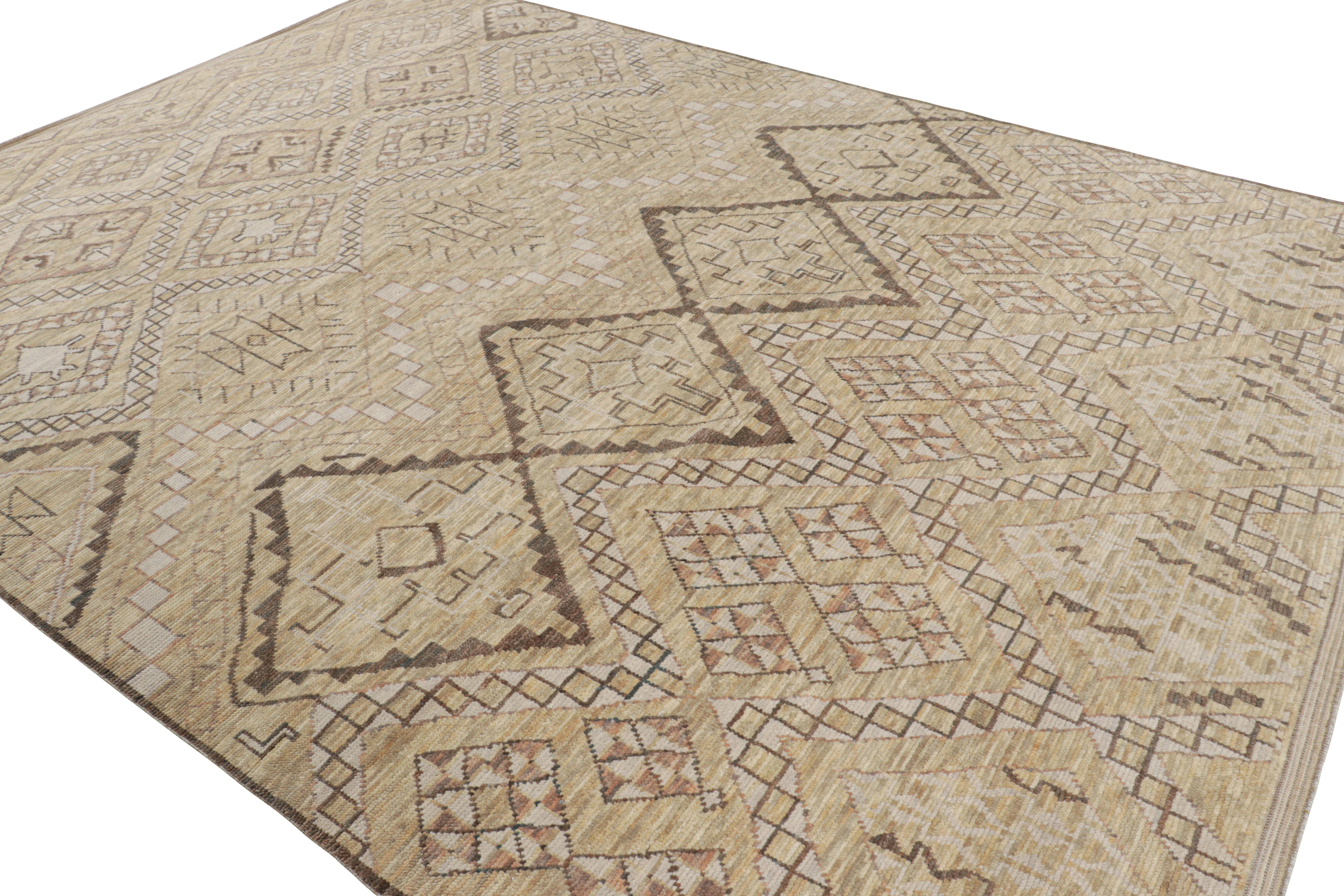 Noué à la main Rug & Kilim's Moroccan Style Rug in Beige-Brown Geometric Patterns (tapis de style marocain à motifs géométriques beige et marron) en vente