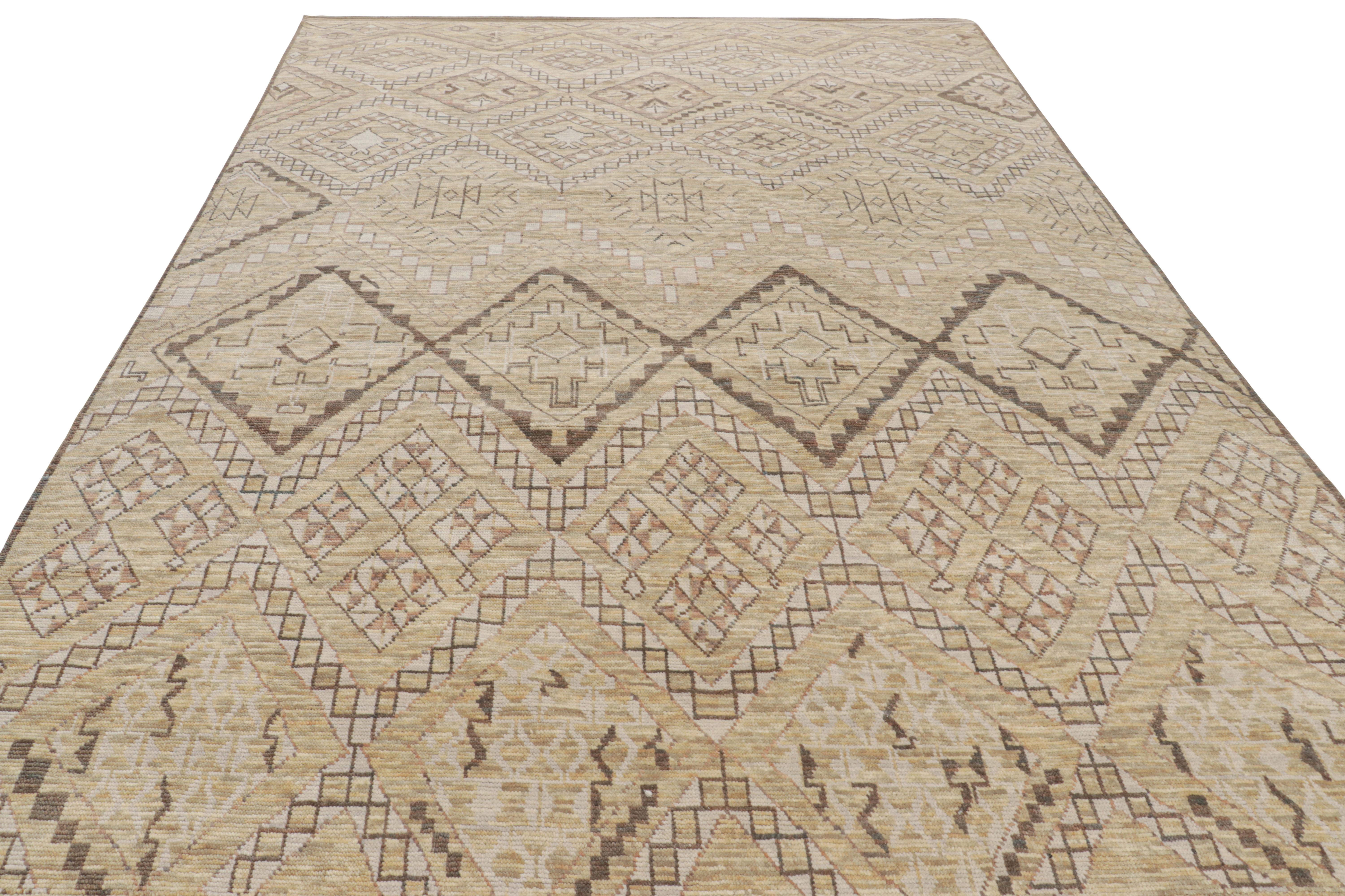 Rug & Kilim's Moroccan Style Rug in Beige-Brown Geometric Patterns (tapis de style marocain à motifs géométriques beige et marron) Neuf - En vente à Long Island City, NY