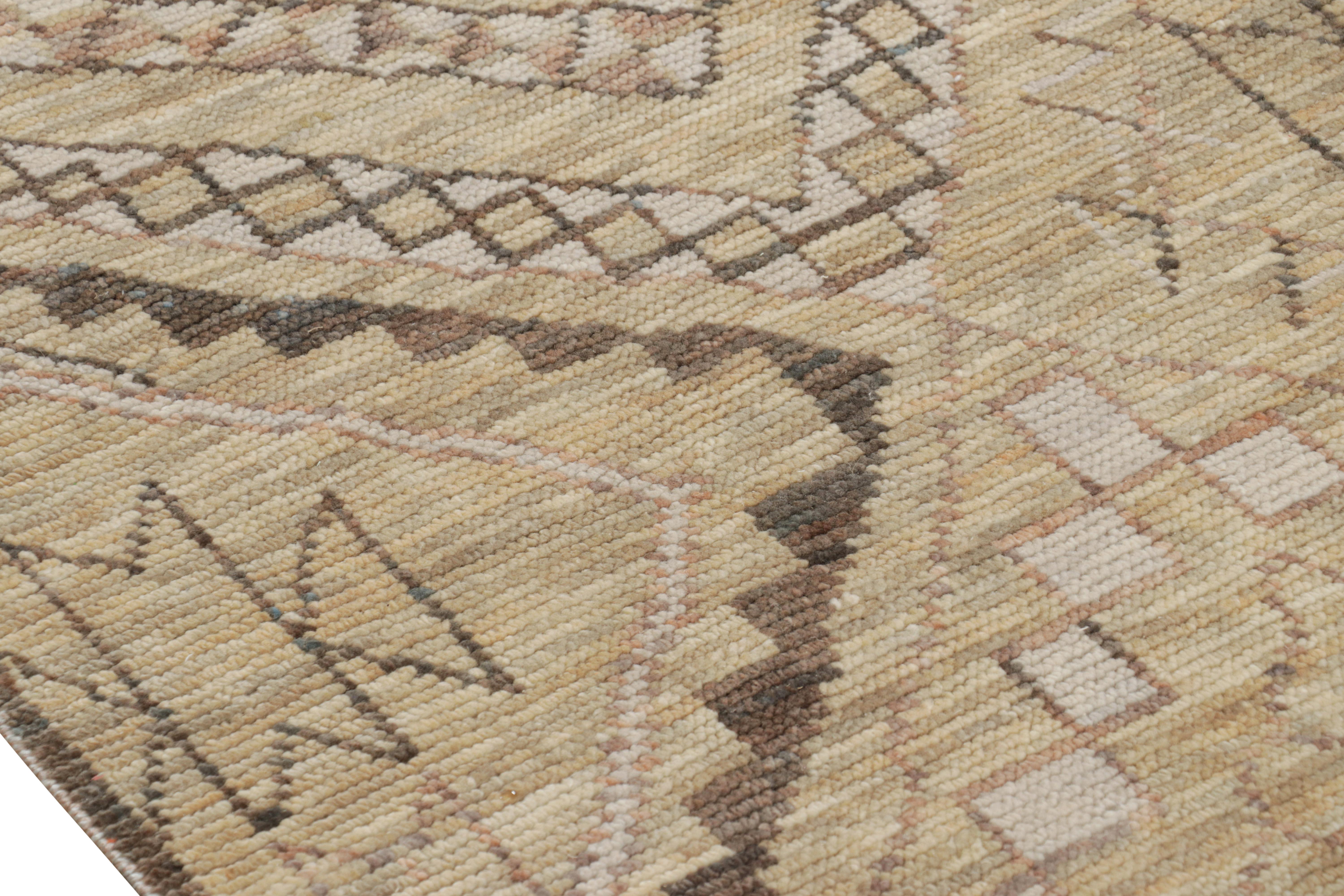 XXIe siècle et contemporain Rug & Kilim's Moroccan Style Rug in Beige-Brown Geometric Patterns (tapis de style marocain à motifs géométriques beige et marron) en vente
