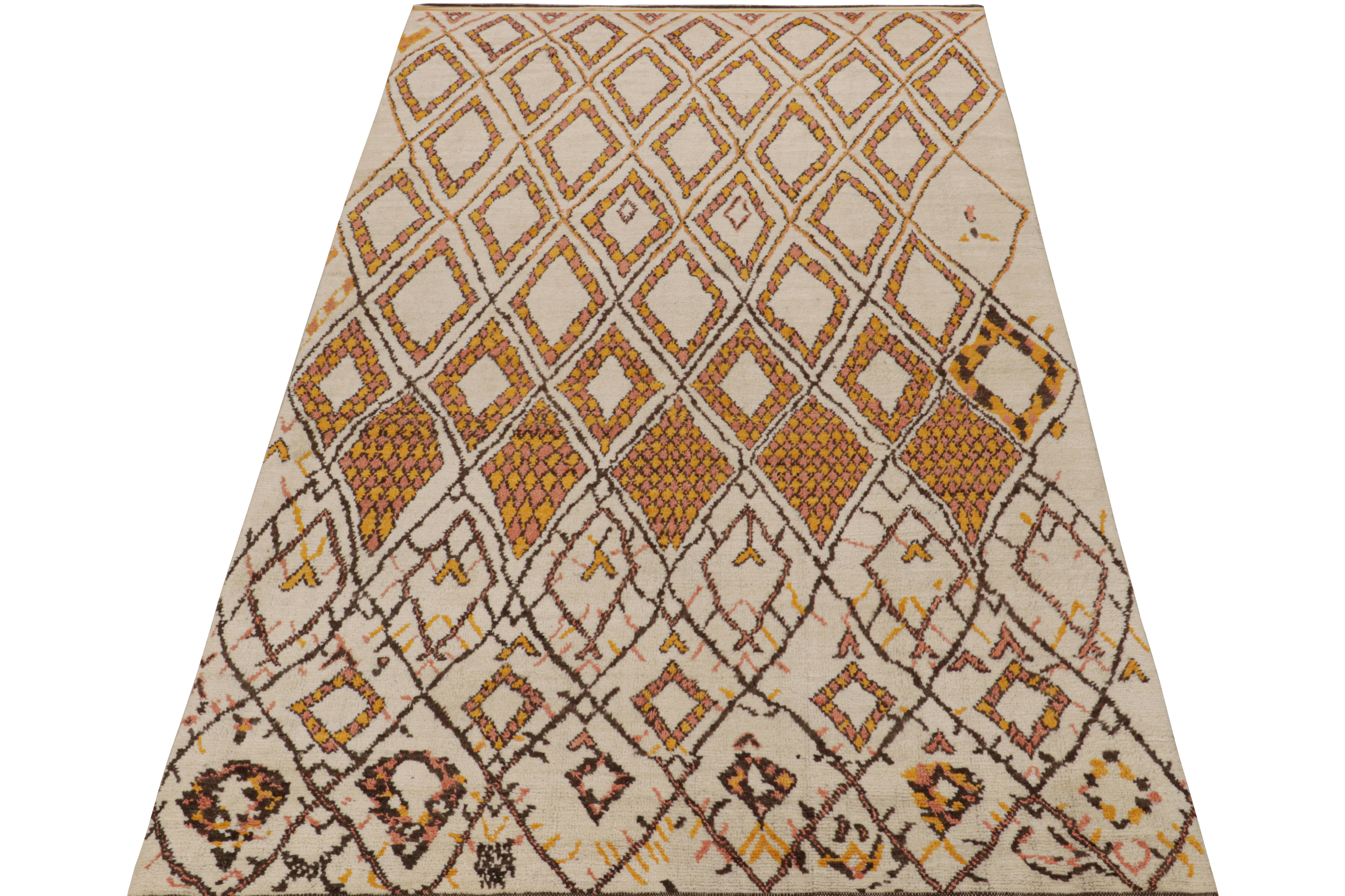 Tribal Rug & Kilim's Moroccan Style Rug in Beige-Brown & Orange Geometric Patterns (tapis de style marocain à motifs géométriques beige, marron et orange) en vente