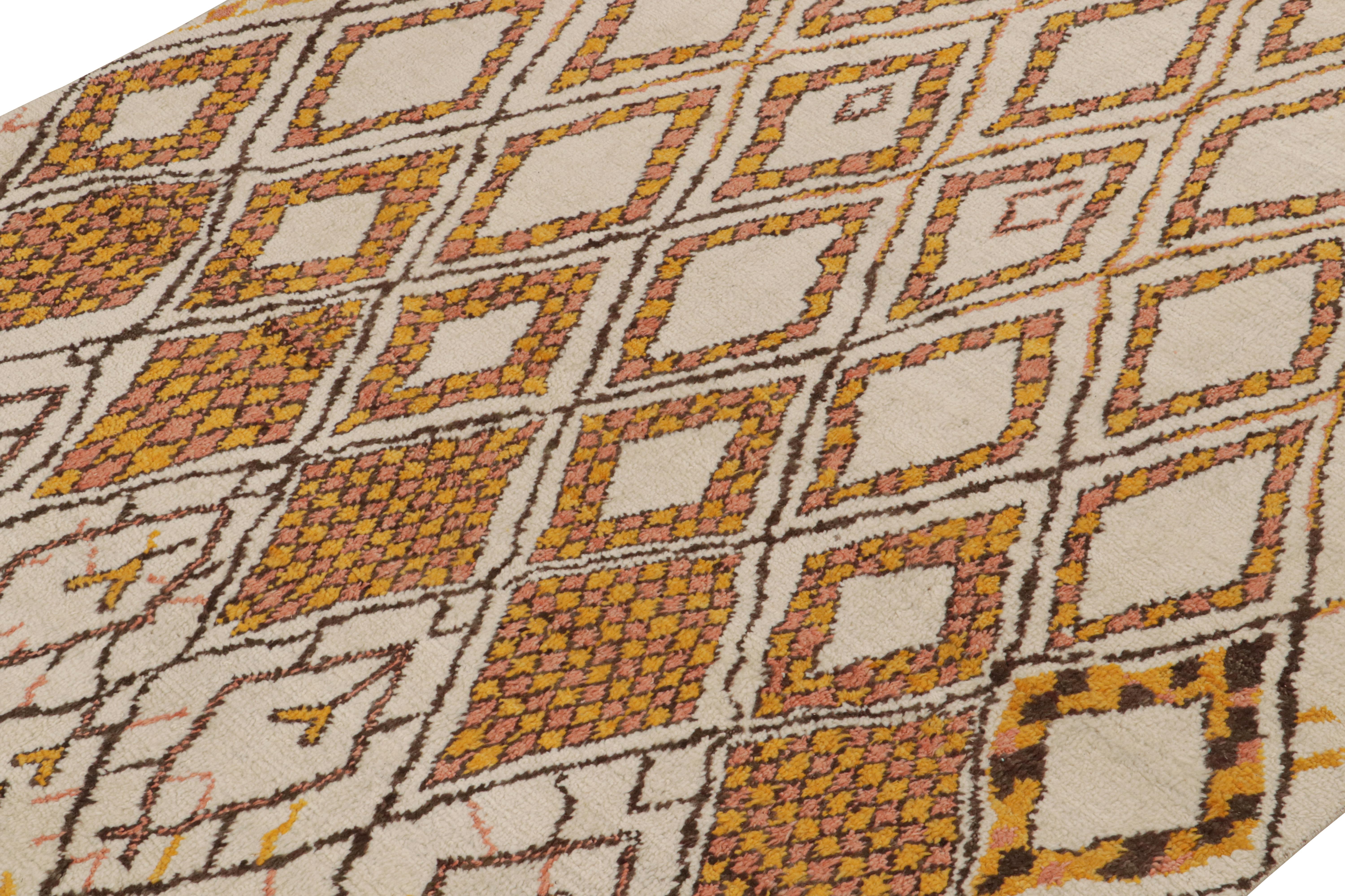 Indien Rug & Kilim's Moroccan Style Rug in Beige-Brown & Orange Geometric Patterns (tapis de style marocain à motifs géométriques beige, marron et orange) en vente