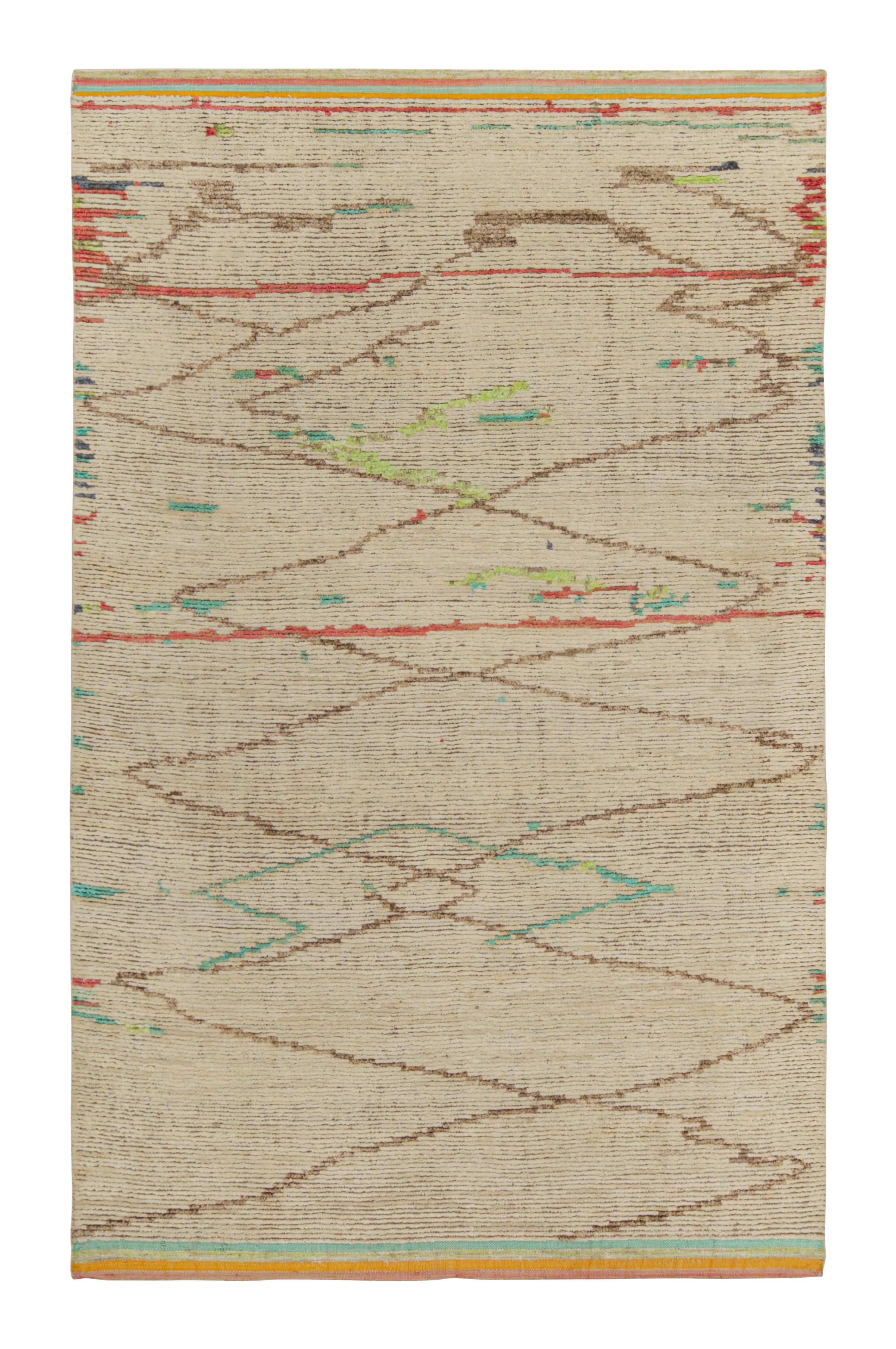Marokkanischer Teppich von Rug & Kilim in Beige-Braun, Rot und Grün mit geometrischem Muster