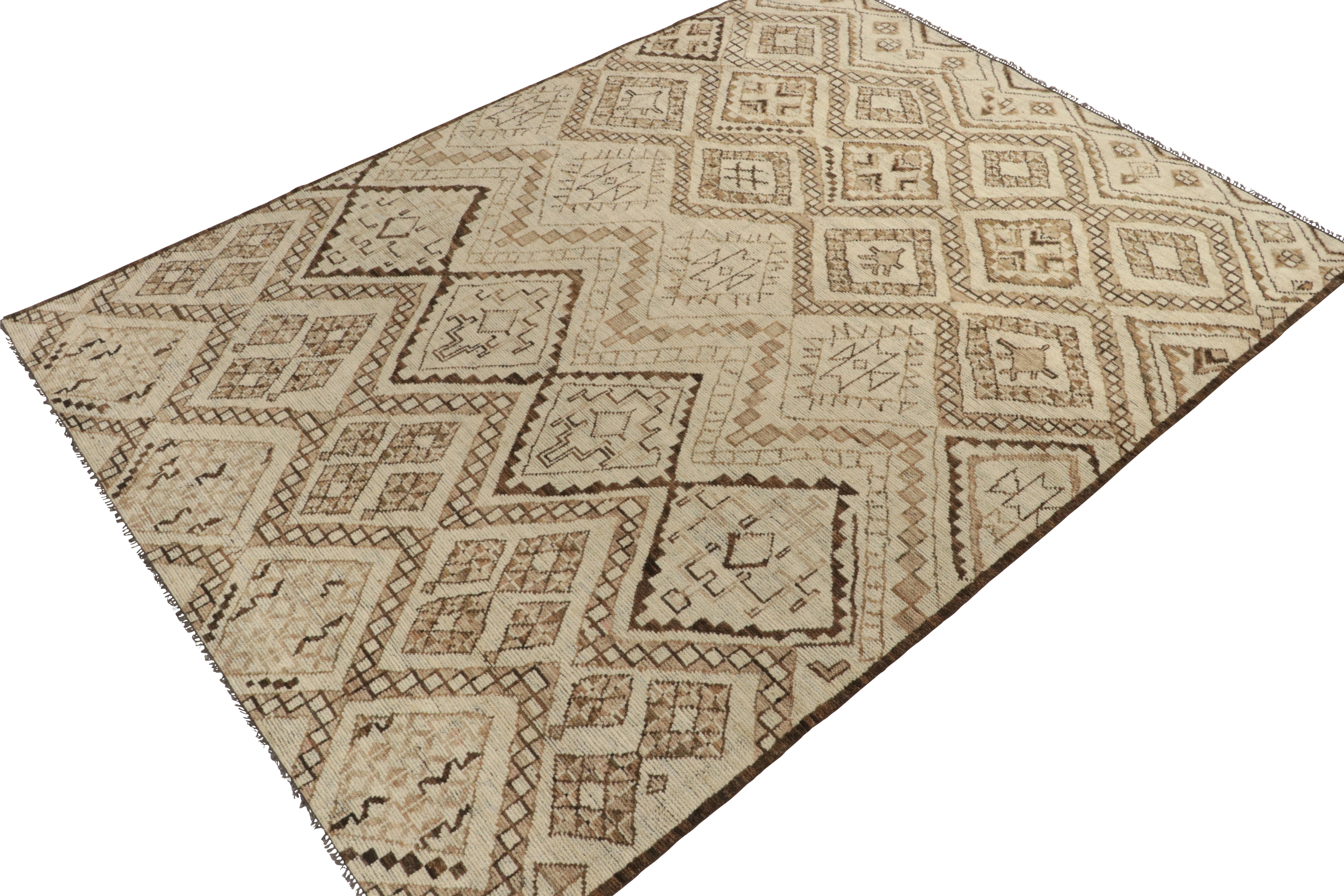 L'ode originale de Rug & Kilim au design des tapis marocains, portant une culmination exceptionnelle de design moderne et d'inspiration classique. L'esthétique tribale de cette pièce bénéficie d'un mouvement exceptionnel avec des motifs en diamant