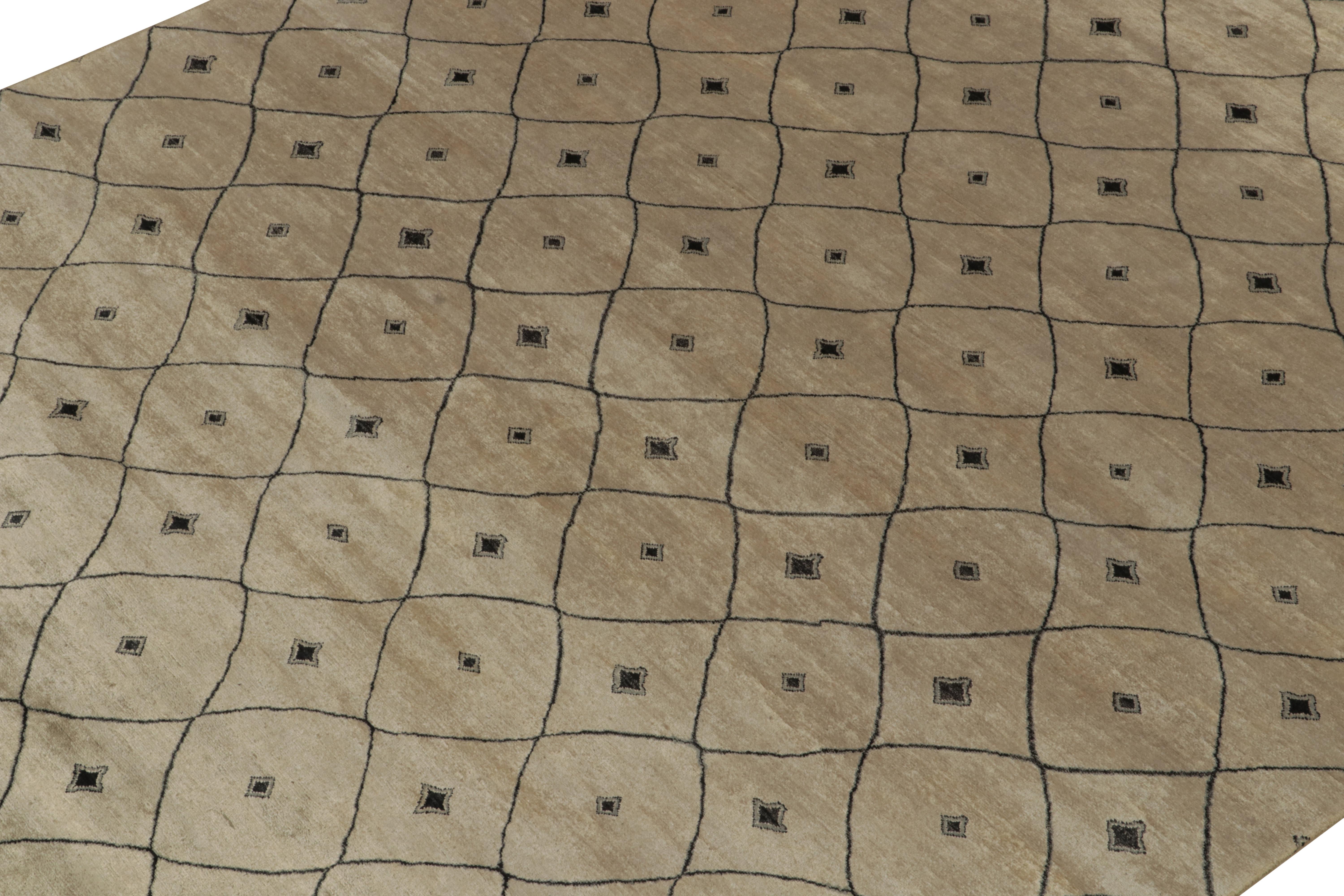 Teppich & Kilims im marokkanischen Stil in Beige-Braun mit schwarzem Spaliermuster (Handgeknüpft) im Angebot