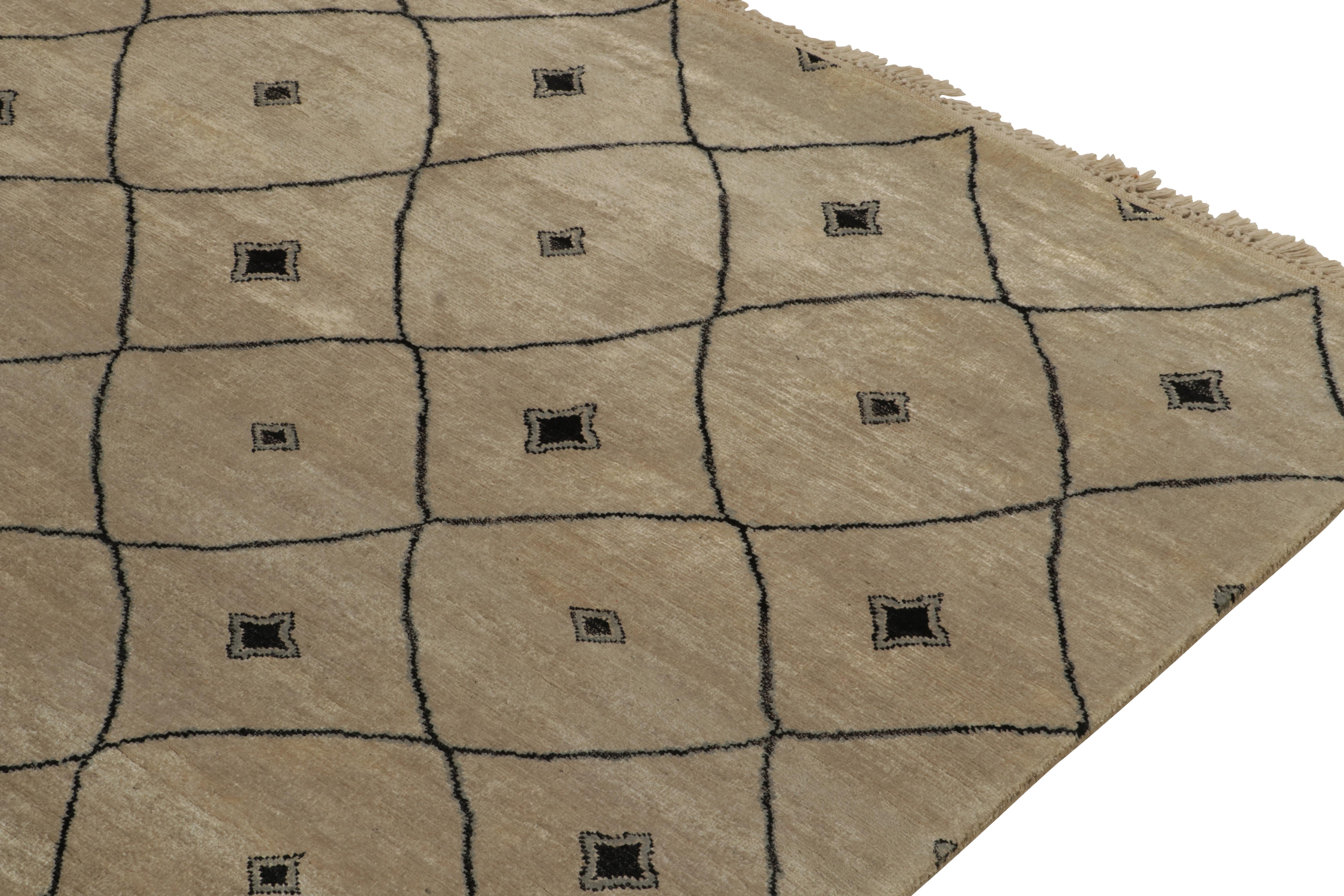 Teppich & Kilims im marokkanischen Stil in Beige-Braun mit schwarzem Spaliermuster im Zustand „Neu“ im Angebot in Long Island City, NY