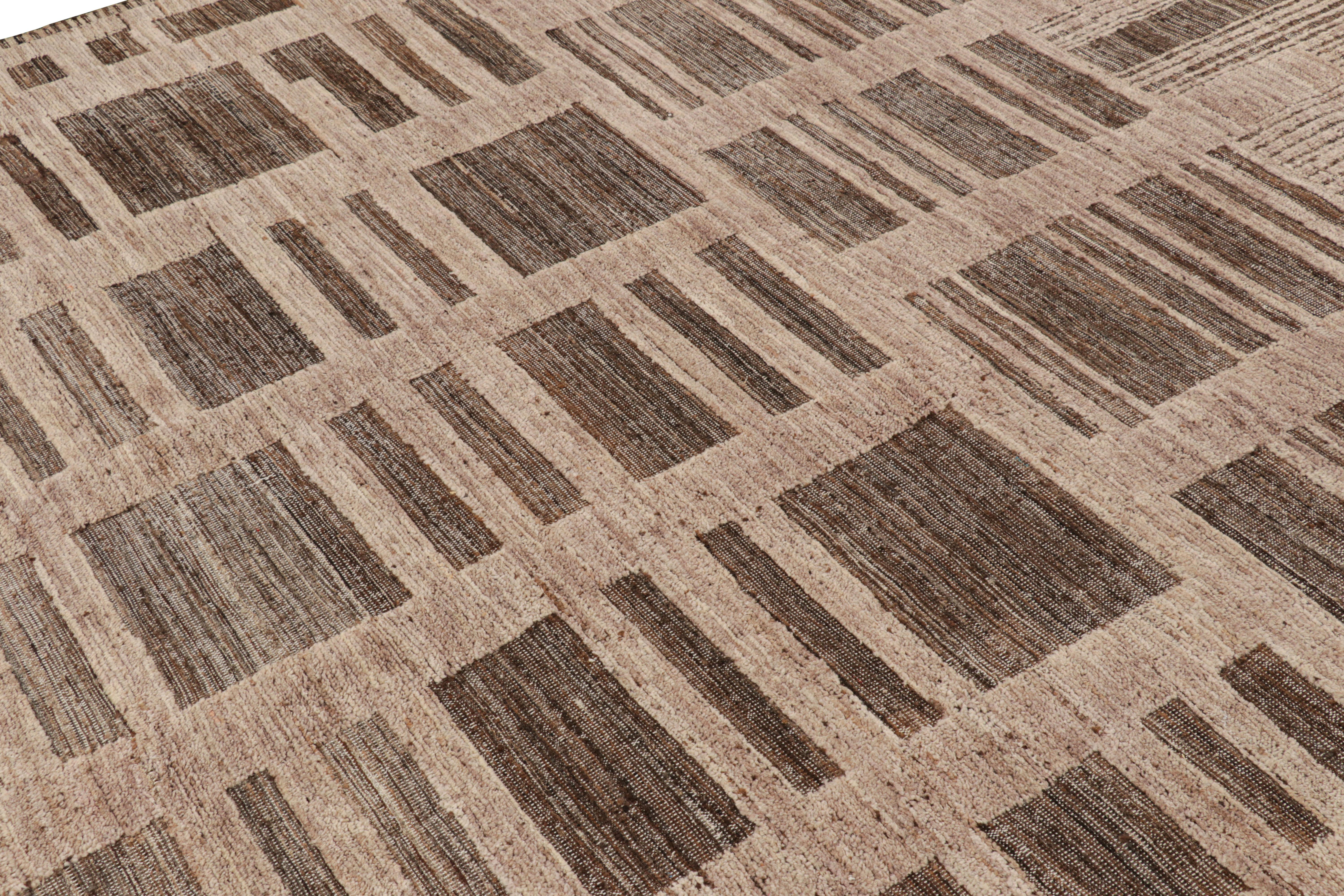 Réalisé en laine nouée à la main, ce tapis marocain 8x10 beige-brun présente une approche contemporaine des tapis tribaux berbères avec une texture high-low mariée à ses motifs géométriques.  

Sur le Design : 

Les connaisseurs pourront admirer le