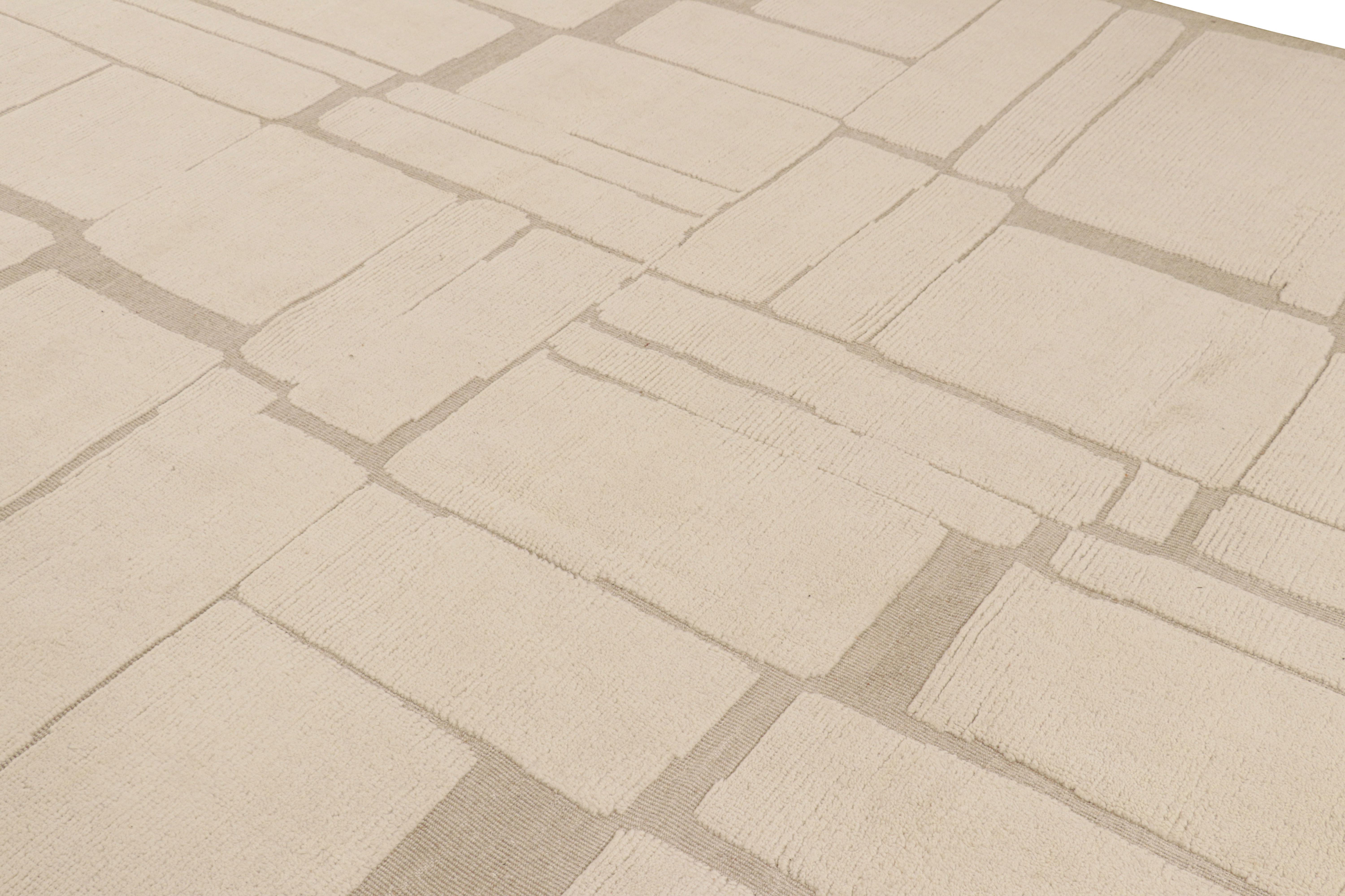 Réalisé en laine nouée à la main, ce tapis marocain 9x12 beige-brun présente une approche contemporaine des tapis tribaux berbères avec une texture high-low mariée à ses motifs géométriques.  

Sur le Design : 

Les connaisseurs peuvent admirer