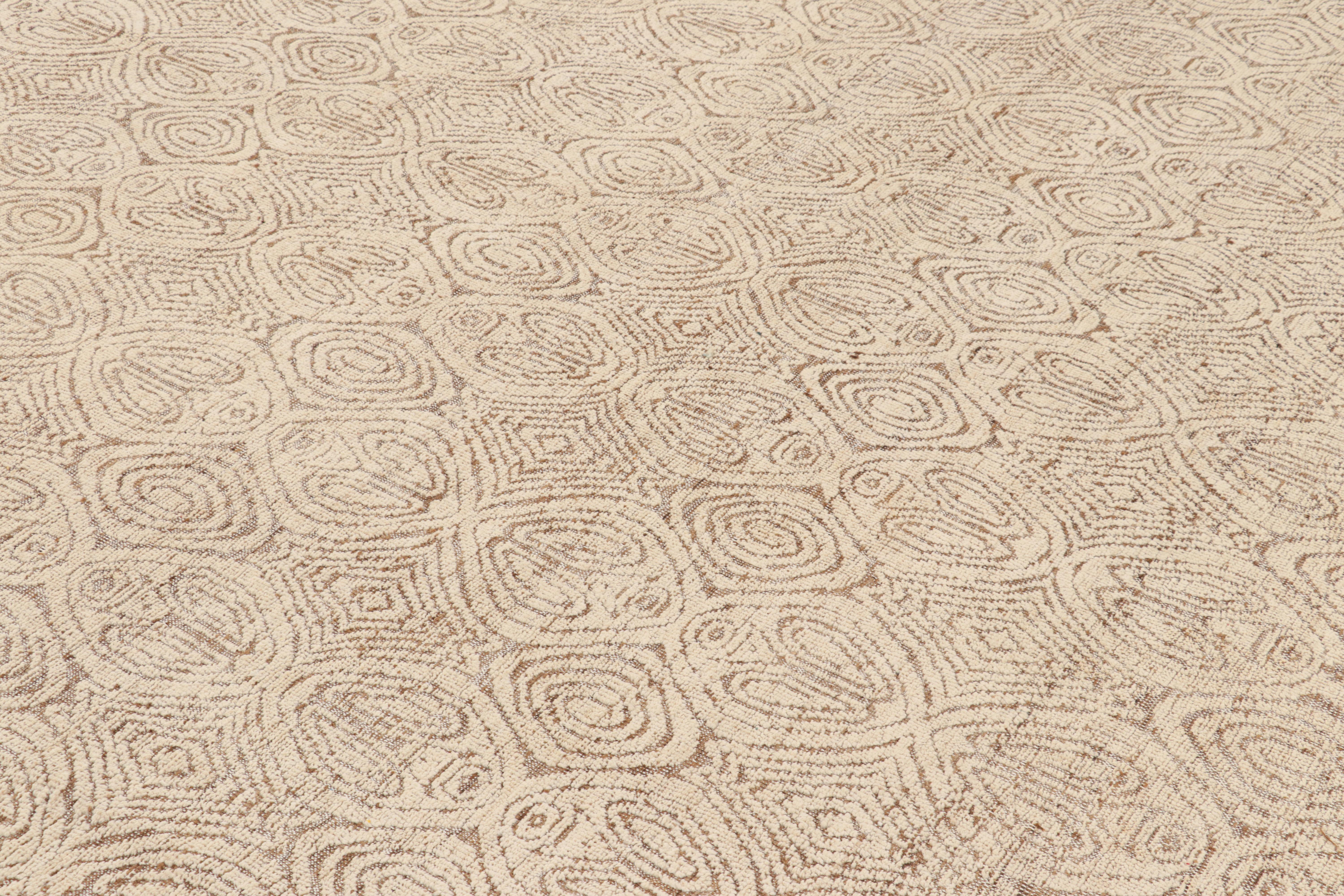 Dieser 9x12 große marokkanische Teppich aus handgeknüpfter Wolle in Beige-Braun zeigt einen modernen Ansatz für Berber-Stammesteppiche mit einer Hoch-Tief-Struktur in Verbindung mit seinen geometrischen Mustern.  

Über das Design: 

Kenner mögen