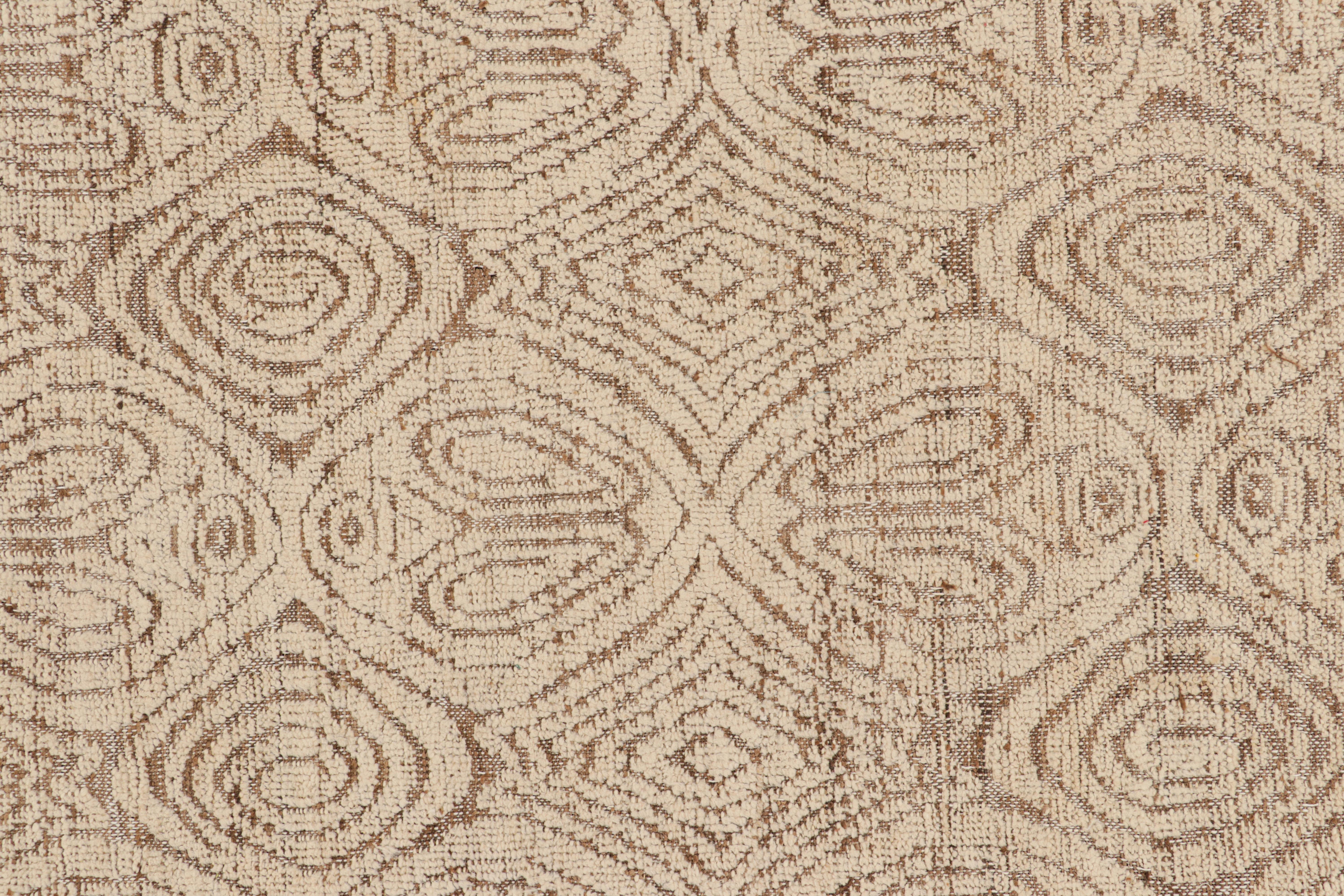 Moderne Rug & Kilim's Moroccan Style Rug in Beige-Brown with Geometric Patterns (tapis de style marocain à motifs géométriques en beige et brun) en vente