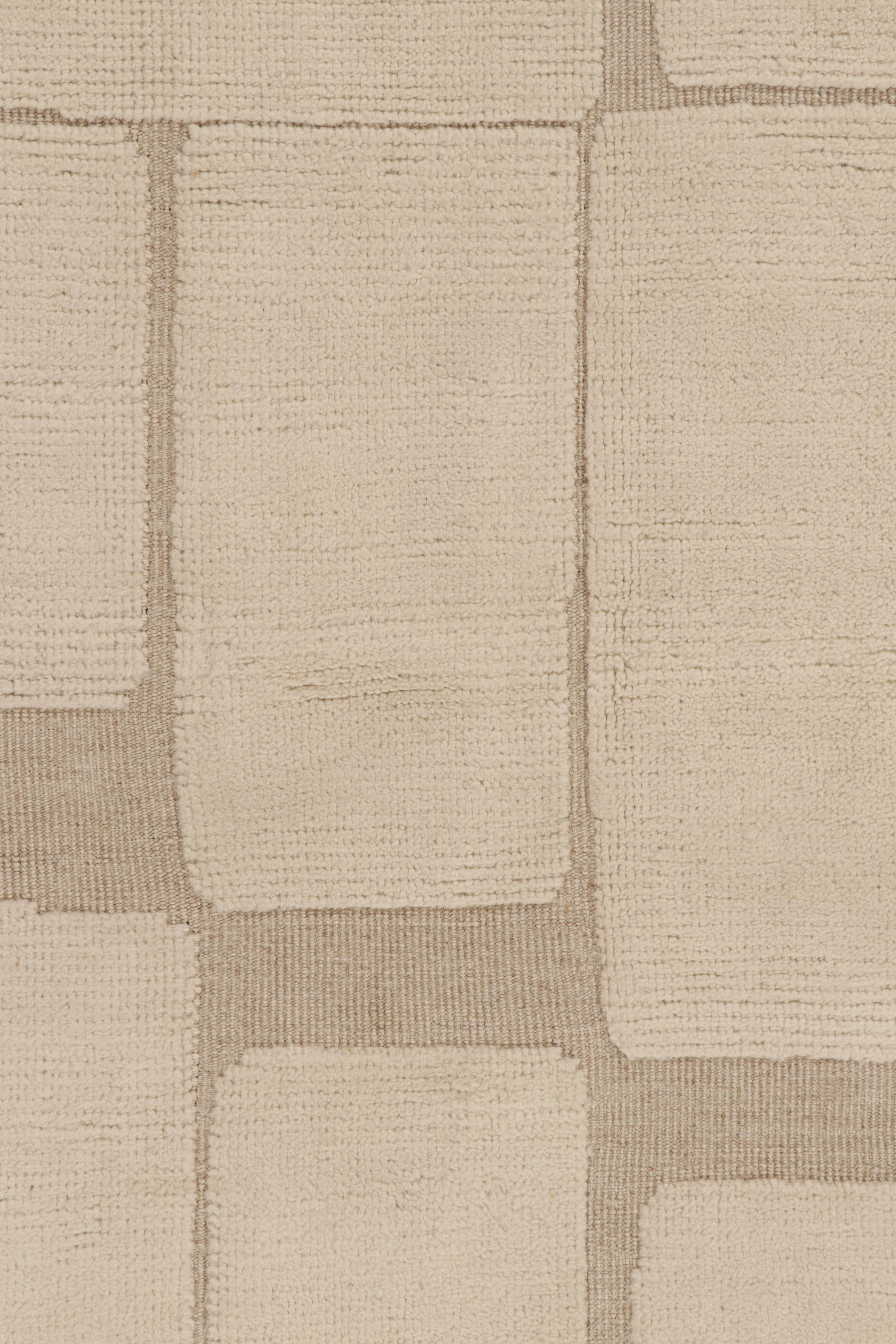 Moderne Rug & Kilim's Moroccan Style Rug in Beige-Brown with Geometric Patterns (tapis de style marocain à motifs géométriques en beige et brun) en vente