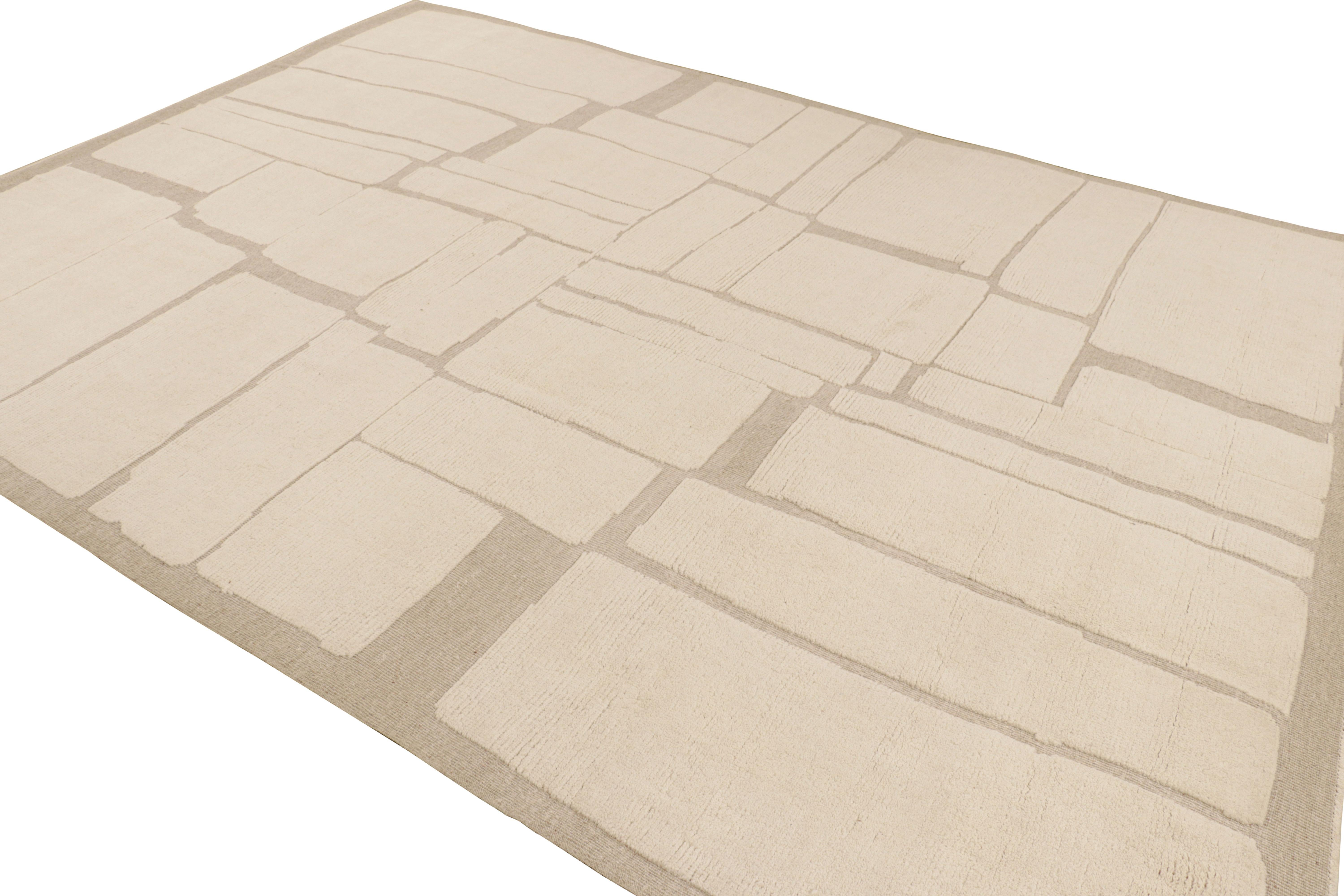 Pakistanais Rug & Kilim's Moroccan Style Rug in Beige-Brown with Geometric Patterns (tapis de style marocain à motifs géométriques en beige et brun) en vente