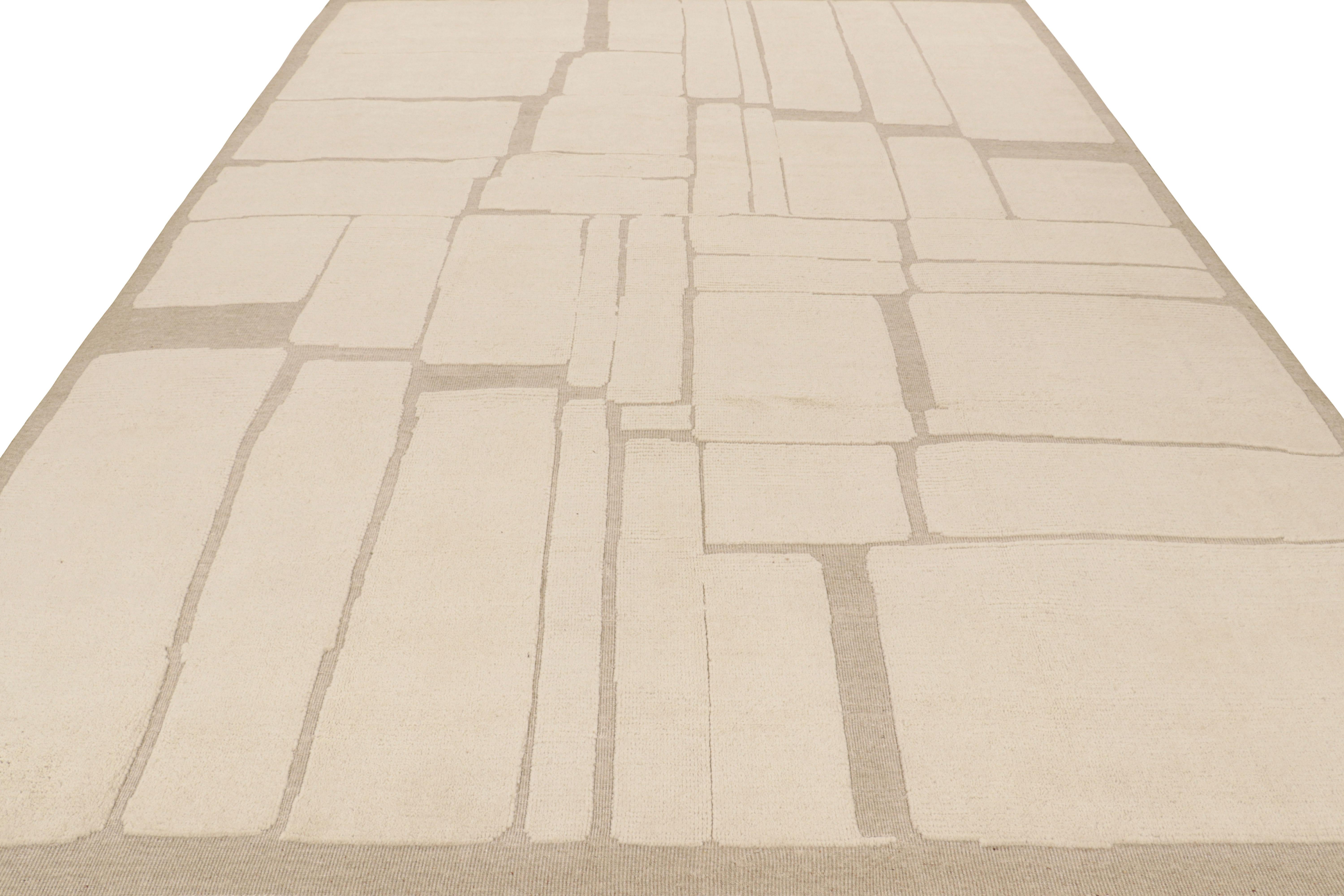 Noué à la main Rug & Kilim's Moroccan Style Rug in Beige-Brown with Geometric Patterns (tapis de style marocain à motifs géométriques en beige et brun) en vente