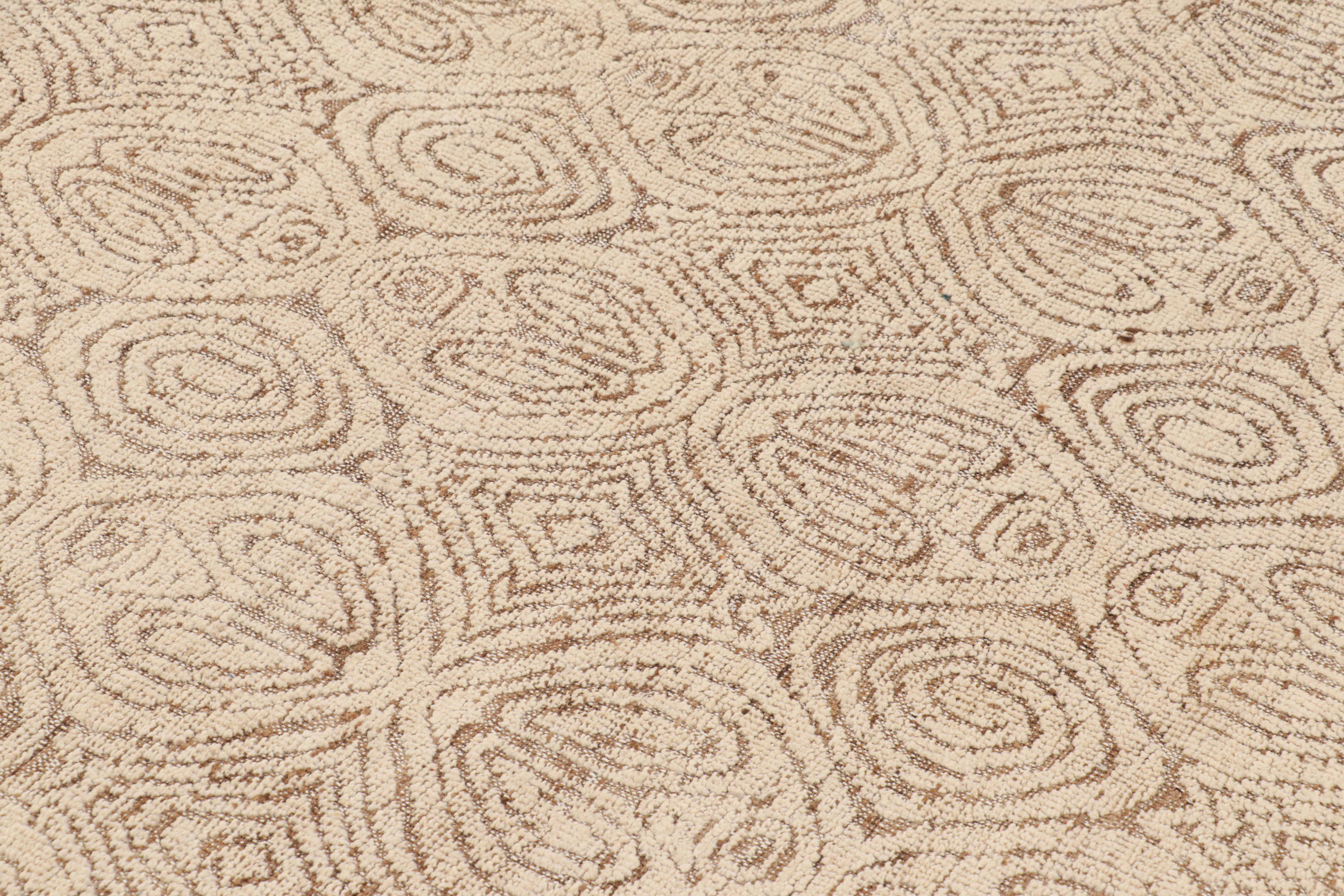 Rug & Kilim's Marokkanischer Teppich in Beige-Braun mit geometrischen Mustern im Zustand „Neu“ im Angebot in Long Island City, NY