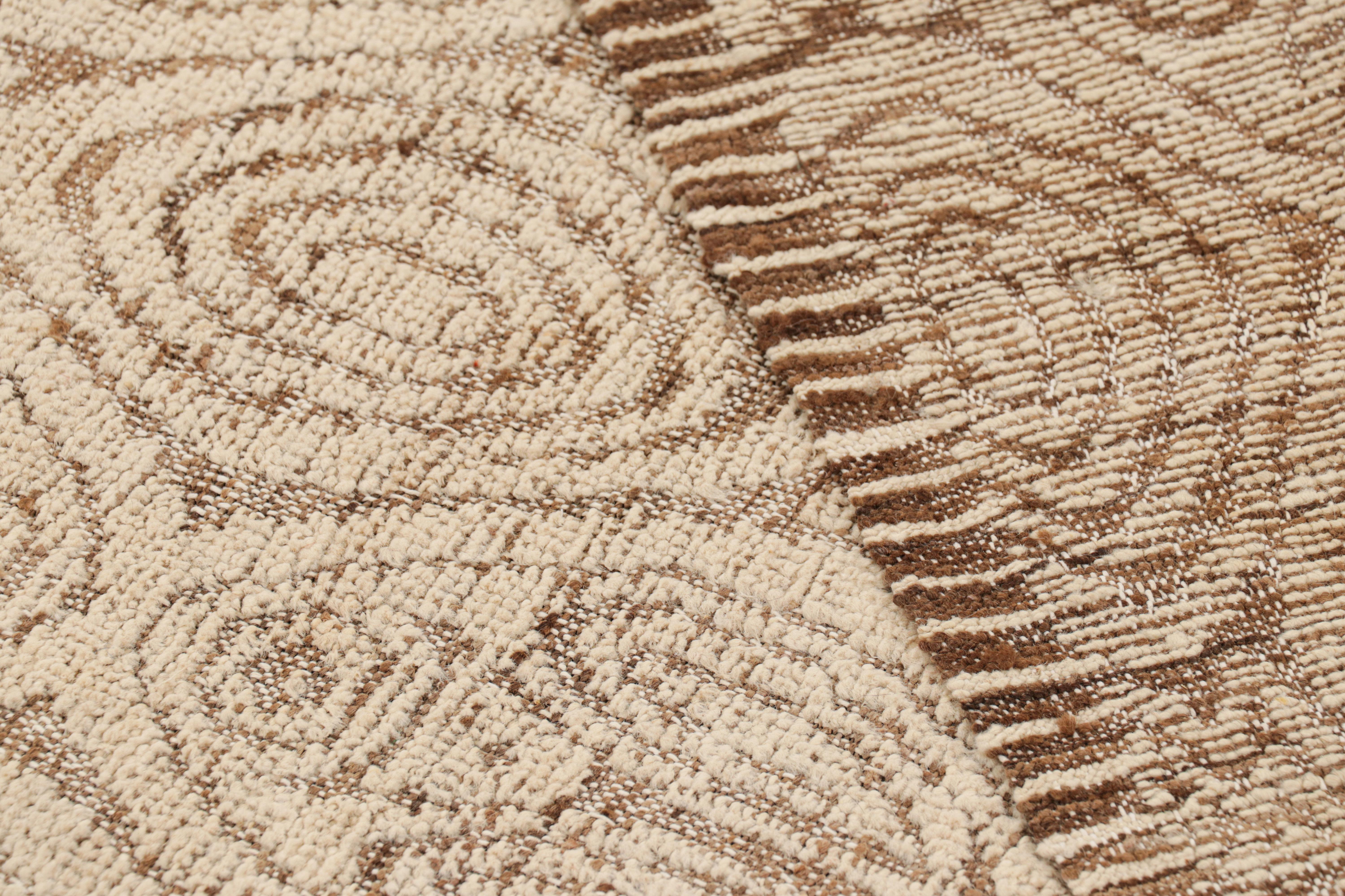 XXIe siècle et contemporain Rug & Kilim's Moroccan Style Rug in Beige-Brown with Geometric Patterns (tapis de style marocain à motifs géométriques en beige et brun) en vente