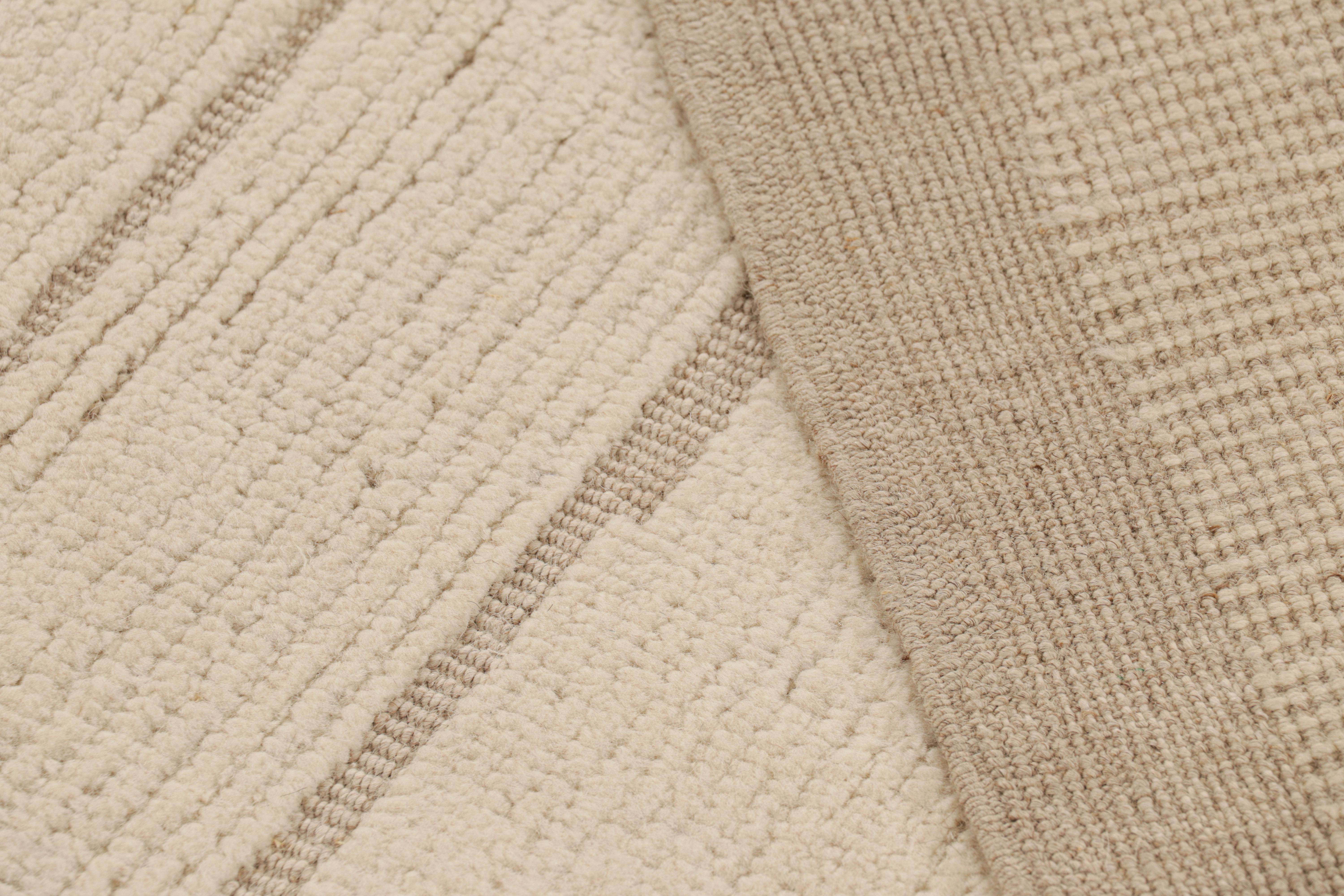Laine Rug & Kilim's Moroccan Style Rug in Beige-Brown with Geometric Patterns (tapis de style marocain à motifs géométriques en beige et brun) en vente