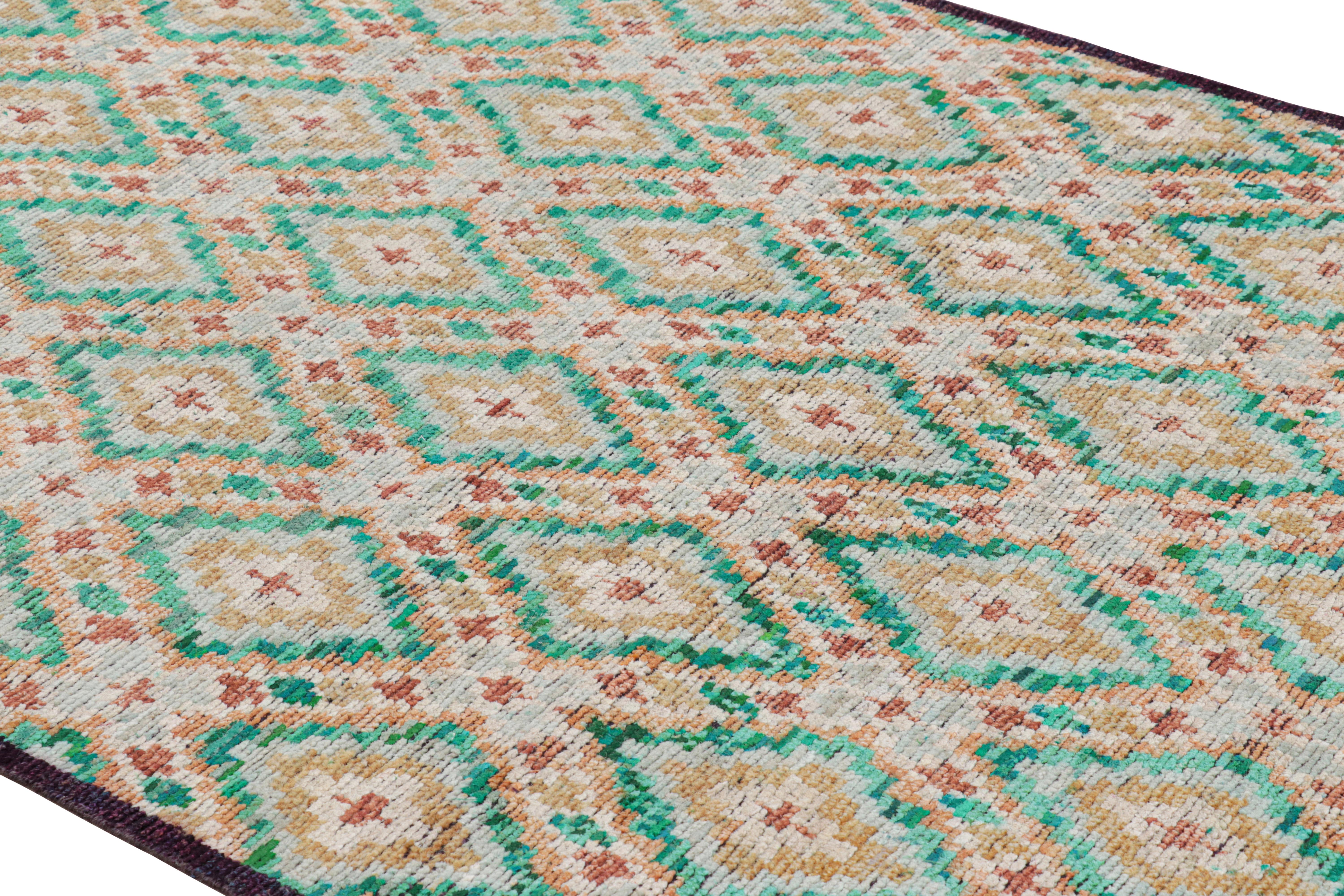 Annodato a mano in lana e seta, questo tappeto contemporaneo 4x8 di Rug & Kilim presenta motivi geometrici dall'aspetto moderno che si rifanno ai disegni tribali berberi primitivisti. 

Sul design: 

Un vello ricco e lussureggiante nei toni del blu,
