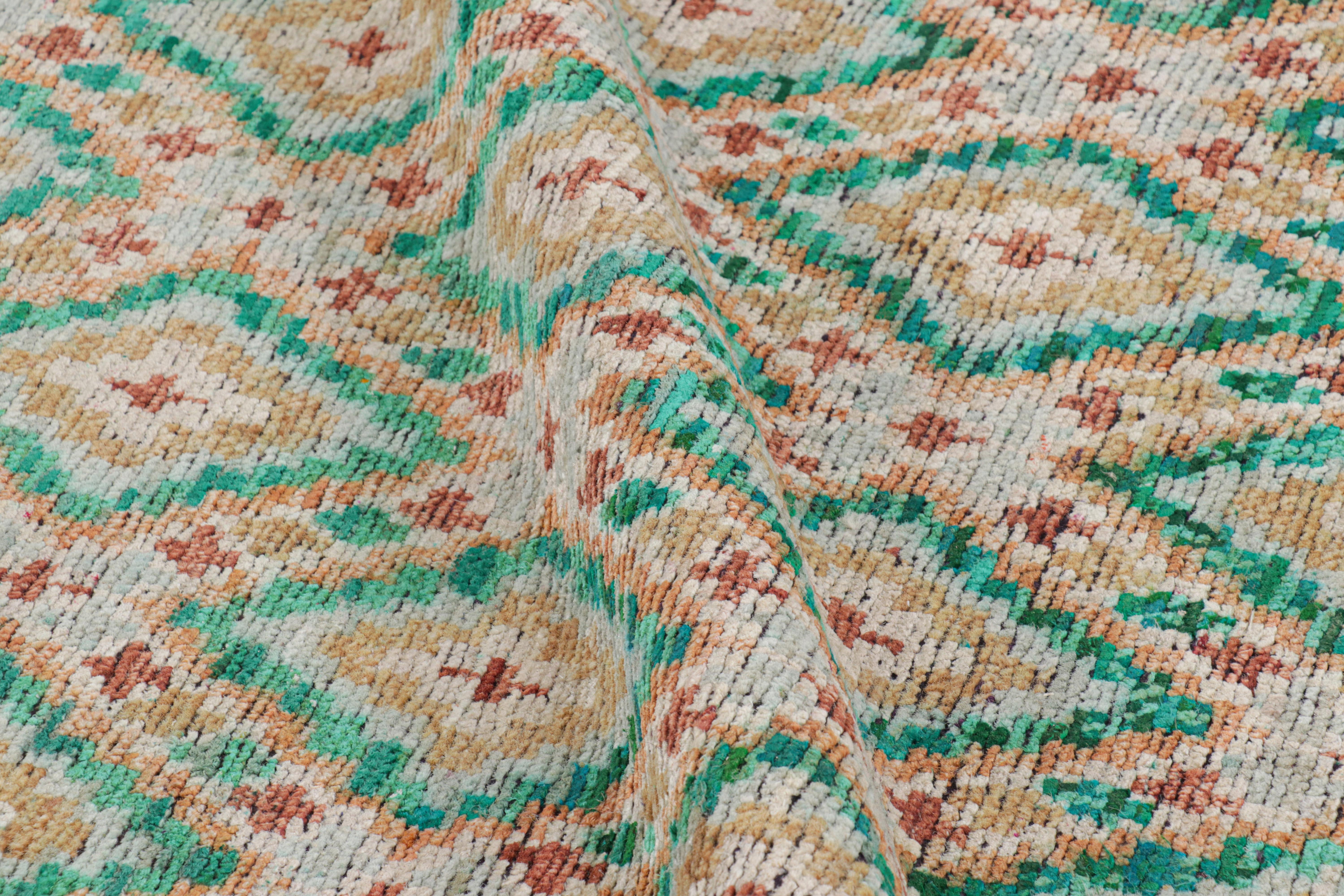 Tribale Tappeto in stile marocchino Rug & Kilim in beige con motivi geometrici blu a rombi in vendita
