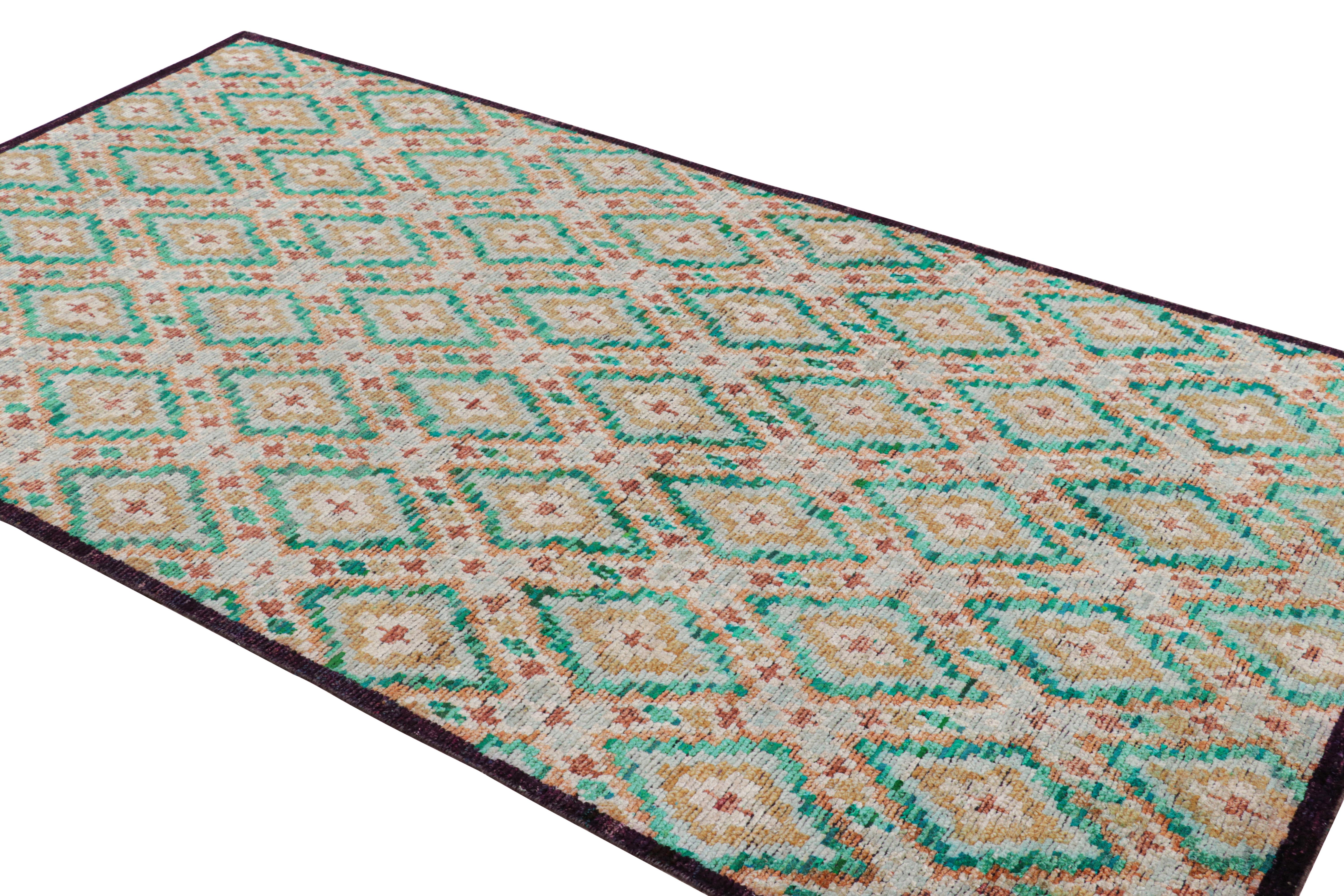 Annodato a mano Tappeto in stile marocchino Rug & Kilim in beige con motivi geometrici blu a rombi in vendita